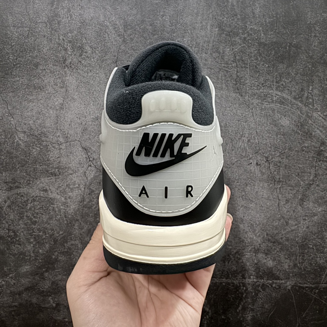 纯原版AirJordanAJ4RM重制版低帮复古篮球鞋FQ7939-006采用了低帮的设计并保留了众多A