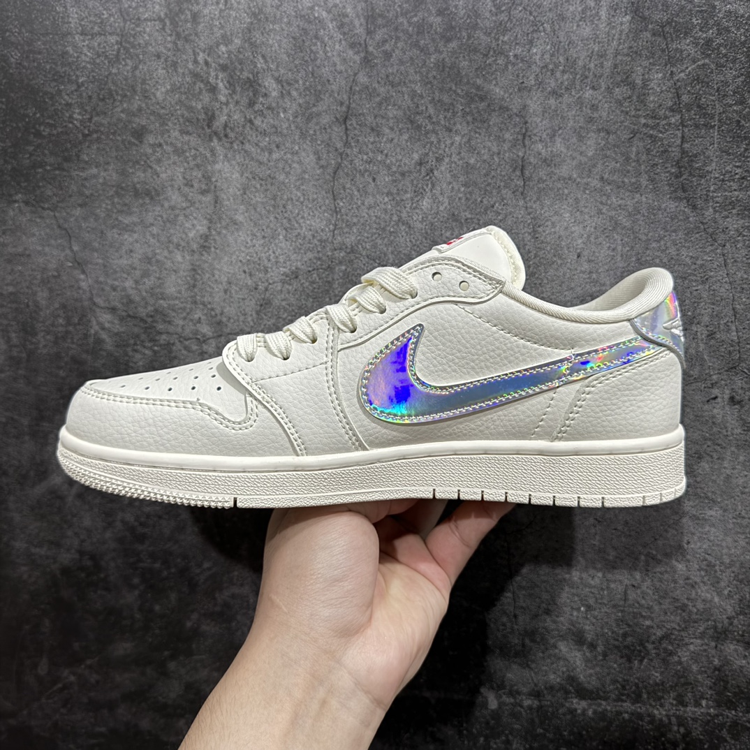 图片[2]-【定制版】Travis Scott x Fragment Design x Air Jordan 1 Low OG SP AJ1 乔1 Supreme联名-米白炫彩 低帮文化休闲板鞋 CF3688-015rn#多方联名合作融合了Travis Scott 独特的音乐风格，藤原浩个性的设计风格以及Jordan品牌的经典元素 使其成为一双具有独特身份和价值的鞋子 清新而立体的外观加上联名标识更突出了其独特身份 这种配色方案显示出活力和时尚感 在视觉上引人注目  鞋身的质感和细腻的细节处理使其显得高端而格调十足  这款“倒钩”联名是设计与创意完美结合  融合多方的个性风格是一款备受瞩目的潮流鞋款  低帮休闲板鞋 定制鞋盒 大厂纯原品质出货 超高清洁度 皮料切割干净无任何毛边 细节完美 r 尺码：36 36.5 37.5 38 38.5 39 40 40.5 41 42 42.5 43 44 44.5 45  编码：HXS320340-鞋库