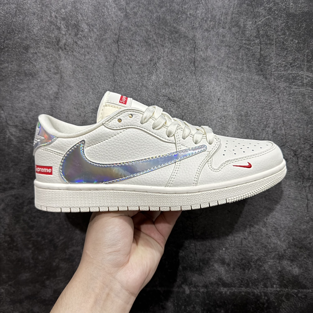 【定制版】Travis Scott x Fragment Design x Air Jordan 1 Low OG SP AJ1 乔1 Supreme联名-米白炫彩 低帮文化休闲板鞋 CF3688-015rn#多方联名合作融合了Travis Scott 独特的音乐风格，藤原浩个性的设计风格以及Jordan品牌的经典元素 使其成为一双具有独特身份和价值的鞋子 清新而立体的外观加上联名标识更突出了其独特身份 这种配色方案显示出活力和时尚感 在视觉上引人注目  鞋身的质感和细腻的细节处理使其显得高端而格调十足  这款“倒钩”联名是设计与创意完美结合  融合多方的个性风格是一款备受瞩目的潮流鞋款  低帮休闲板鞋 定制鞋盒 大厂纯原品质出货 超高清洁度 皮料切割干净无任何毛边 细节完美 r 尺码：36 36.5 37.5 38 38.5 39 40 40.5 41 42 42.5 43 44 44.5 45  编码：HXS320340-鞋库