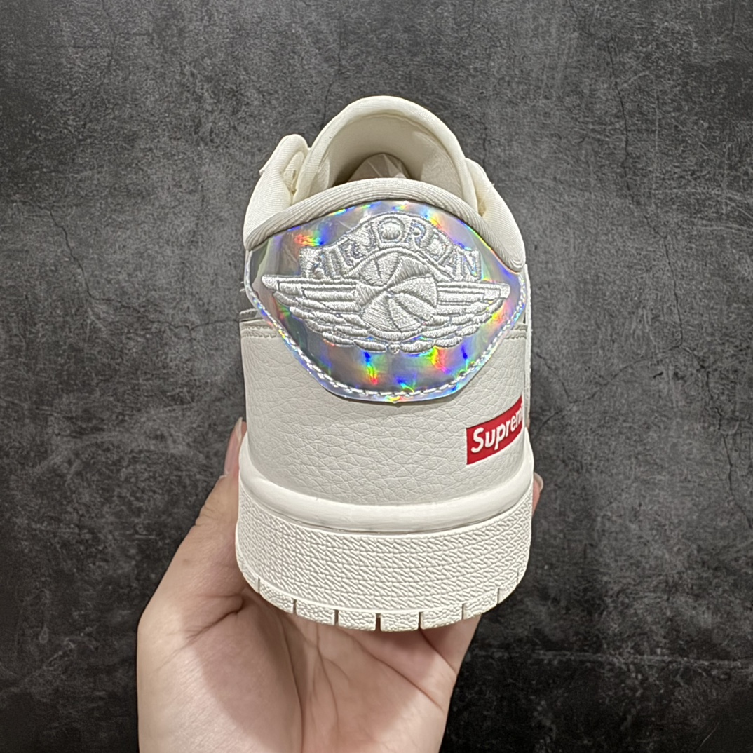 图片[4]-【定制版】Travis Scott x Fragment Design x Air Jordan 1 Low OG SP AJ1 乔1 Supreme联名-米白炫彩 低帮文化休闲板鞋 CF3688-015rn#多方联名合作融合了Travis Scott 独特的音乐风格，藤原浩个性的设计风格以及Jordan品牌的经典元素 使其成为一双具有独特身份和价值的鞋子 清新而立体的外观加上联名标识更突出了其独特身份 这种配色方案显示出活力和时尚感 在视觉上引人注目  鞋身的质感和细腻的细节处理使其显得高端而格调十足  这款“倒钩”联名是设计与创意完美结合  融合多方的个性风格是一款备受瞩目的潮流鞋款  低帮休闲板鞋 定制鞋盒 大厂纯原品质出货 超高清洁度 皮料切割干净无任何毛边 细节完美 r 尺码：36 36.5 37.5 38 38.5 39 40 40.5 41 42 42.5 43 44 44.5 45  编码：HXS320340-鞋库