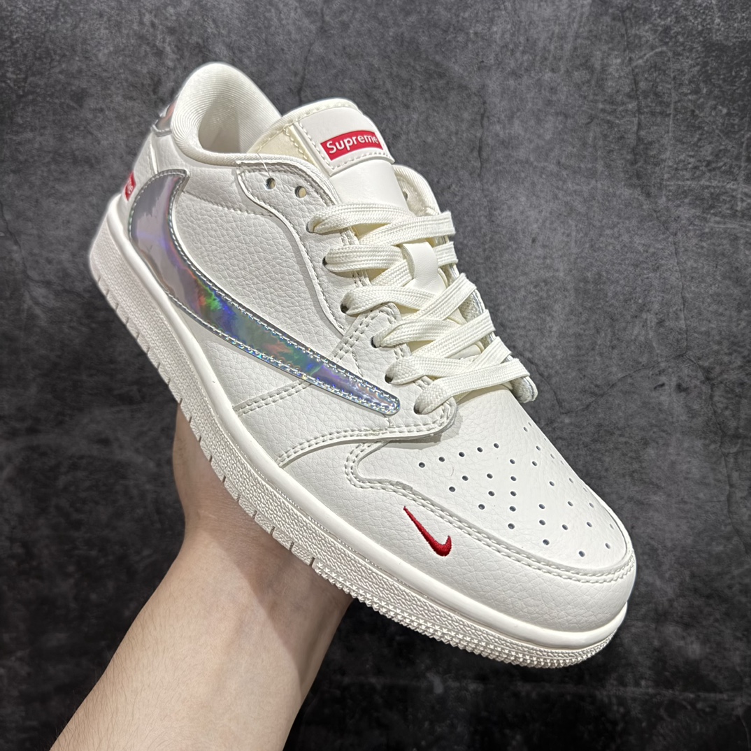 图片[3]-【定制版】Travis Scott x Fragment Design x Air Jordan 1 Low OG SP AJ1 乔1 Supreme联名-米白炫彩 低帮文化休闲板鞋 CF3688-015rn#多方联名合作融合了Travis Scott 独特的音乐风格，藤原浩个性的设计风格以及Jordan品牌的经典元素 使其成为一双具有独特身份和价值的鞋子 清新而立体的外观加上联名标识更突出了其独特身份 这种配色方案显示出活力和时尚感 在视觉上引人注目  鞋身的质感和细腻的细节处理使其显得高端而格调十足  这款“倒钩”联名是设计与创意完美结合  融合多方的个性风格是一款备受瞩目的潮流鞋款  低帮休闲板鞋 定制鞋盒 大厂纯原品质出货 超高清洁度 皮料切割干净无任何毛边 细节完美 r 尺码：36 36.5 37.5 38 38.5 39 40 40.5 41 42 42.5 43 44 44.5 45  编码：HXS320340-鞋库