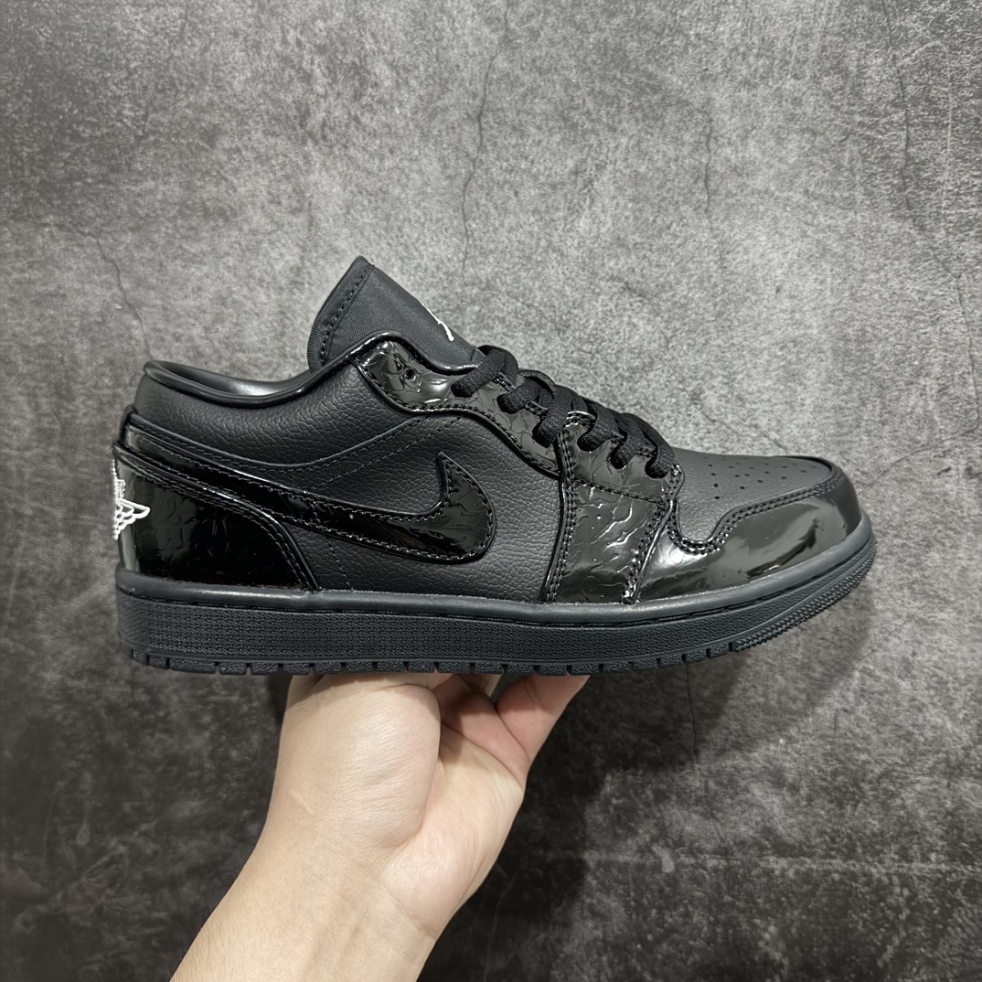 【DT纯原】Air Jordan AJ1 Low 低帮 黑漆皮 HJ7743-010nn终端优势供应 市面中低帮最具代表性版本没有之一 口碑大厂出品 品控大底版型不断改良更新 全套原纸板楦头开发 确保原汁原味 完美呈现版型 完美零毛边处理 原厂内置全掌气垫 价格定位良心 平台专用代工流水线出品 一眼公司既视感 拿到手的一瞬间就与众不同 碾压市面所有版本 全部原鞋开发 每一个配色都会采购原鞋确认细节 打破市面看图做货无好货之说  尺码：40 40.5 41 42 42.5 43 44 44.5 45 46 编码：DL270280-鞋库