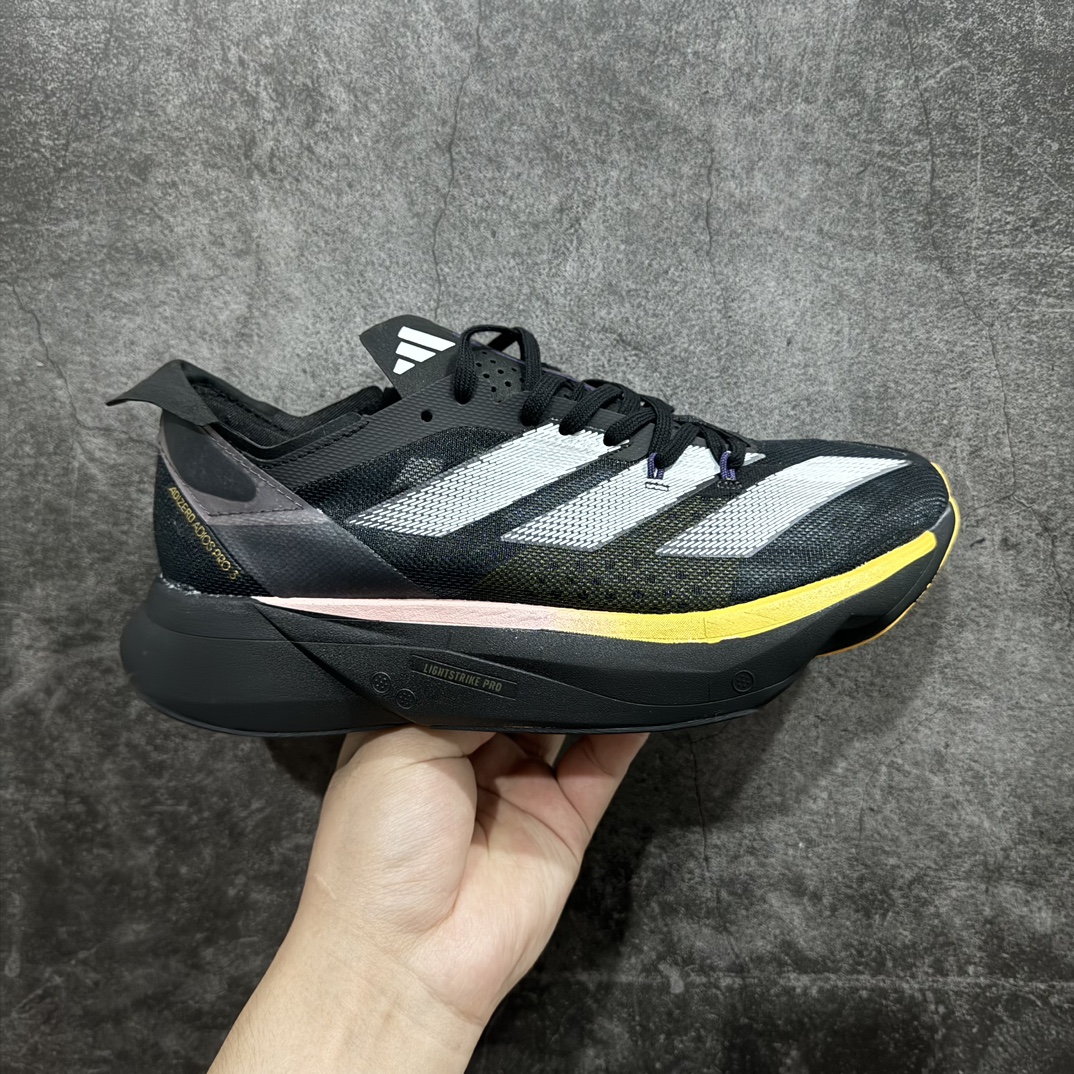 【公司级】adidas Adizero Adios Pro 3 舒适百搭减震防滑耐磨 低帮 碳板 马拉松跑步鞋 波士顿3代夏季透气网眼竞速跑鞋 IG6431nn延续爪型玻璃纤维推进系统 进化为全掌式的ENERGY RODS 2.0 从脚跟到脚趾的一体成形设计 强化整体推进力 提升速度表现 升级透气鞋面更具支撑性 利用ENGINEERED MESH技术进行不同密度织纹 强化支撑性 更使用50%以上的回收材料製成 减低塑料浪费 此外变薄的鞋舌为前掌提供更多空间 提供跑者更好的穿着感受 马牌轮胎大底耐磨性佳 大底全掌采用耐磨的Continental马牌轮胎大底 在各种环境下保有良好抓地力SIZE：36-45 编码：YX240250-鞋库