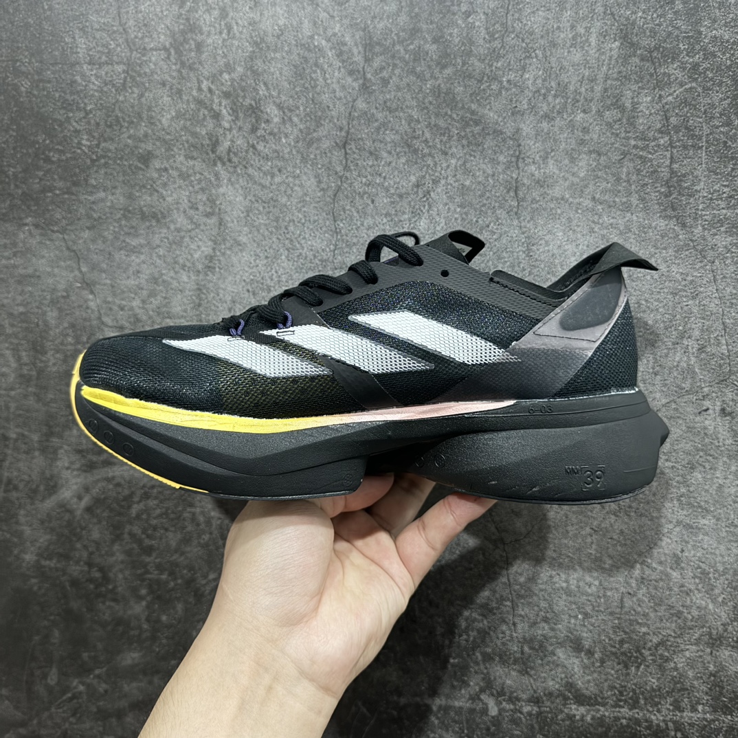 图片[2]-【公司级】adidas Adizero Adios Pro 3 舒适百搭减震防滑耐磨 低帮 碳板 马拉松跑步鞋 波士顿3代夏季透气网眼竞速跑鞋 IG6431nn延续爪型玻璃纤维推进系统 进化为全掌式的ENERGY RODS 2.0 从脚跟到脚趾的一体成形设计 强化整体推进力 提升速度表现 升级透气鞋面更具支撑性 利用ENGINEERED MESH技术进行不同密度织纹 强化支撑性 更使用50%以上的回收材料製成 减低塑料浪费 此外变薄的鞋舌为前掌提供更多空间 提供跑者更好的穿着感受 马牌轮胎大底耐磨性佳 大底全掌采用耐磨的Continental马牌轮胎大底 在各种环境下保有良好抓地力SIZE：36-45 编码：YX240250-鞋库