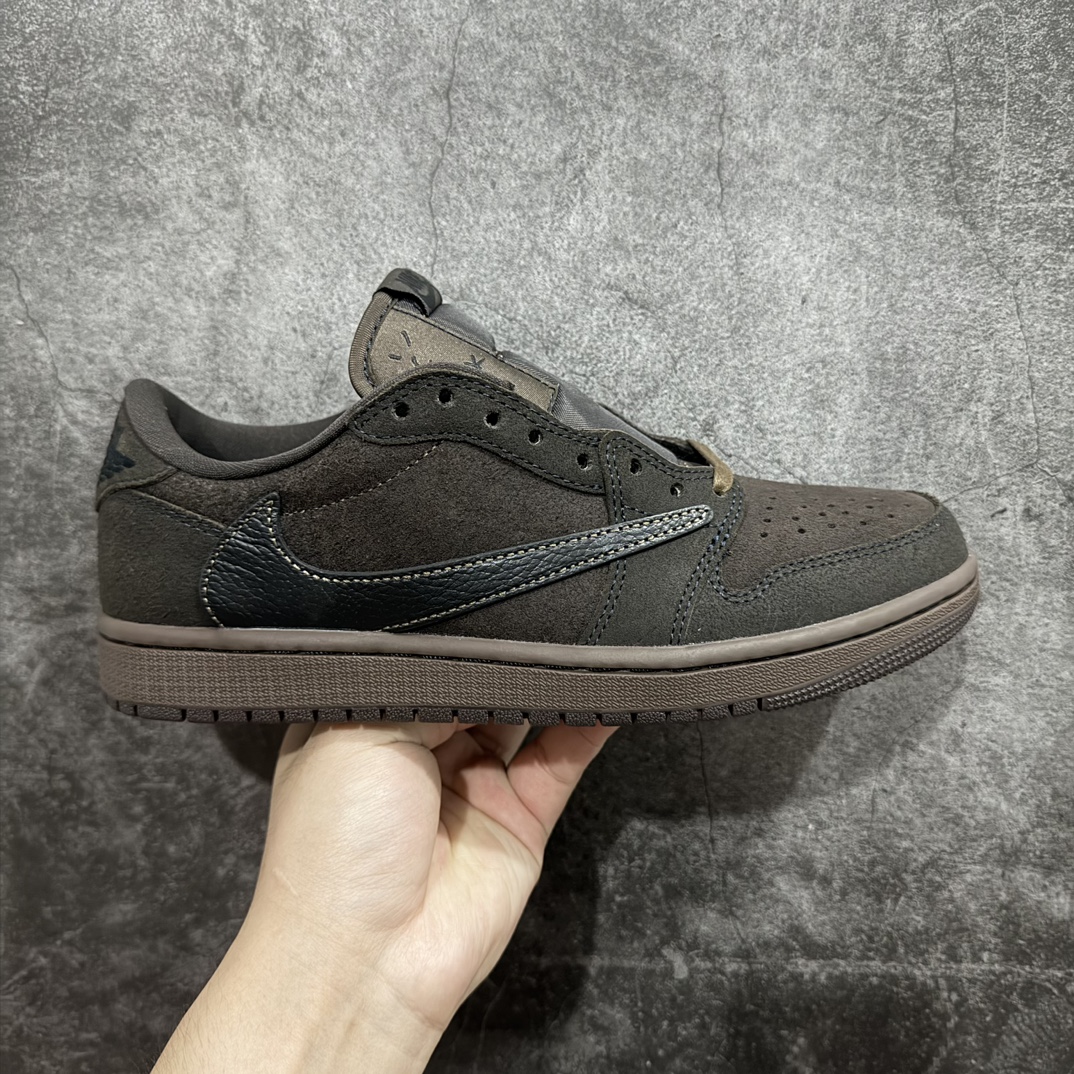 【纯原原厂版】Travis Scott x Air Jordan AJ1 Low OG SP TS联名 黑棕倒钩低帮 DM7866-202n大厂出品 高品质版本产品品控稳定性领先市场货 各方面均可对飙市面通货版nSZ原厂全套原楦原纸板冲刀磨具开发 原厂皮料加持原厂港宝加持定型后跟R度完美 同源原厂电绣 鬼脸飞翼针数密度立体效果一致 百分百一致原鞋 原厂拉帮工艺 针距密度一致 后跟弧度收口自然不对折 极致一眼正品既视感 进口玻璃冲刀皮料裁剪零毛边 全鞋电脑针车工艺 品控清洁度最高QC检验标准 免检产品 原厂订购鞋盒、鞋标、防尘纸、鞋撑、鞋带 追求极致的原厂味道SIZE：40-47.5 编码：X-鞋库