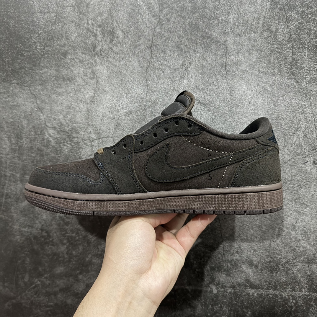 图片[2]-【纯原原厂版】Travis Scott x Air Jordan AJ1 Low OG SP TS联名 黑棕倒钩低帮 DM7866-202n大厂出品 高品质版本产品品控稳定性领先市场货 各方面均可对飙市面通货版nSZ原厂全套原楦原纸板冲刀磨具开发 原厂皮料加持原厂港宝加持定型后跟R度完美 同源原厂电绣 鬼脸飞翼针数密度立体效果一致 百分百一致原鞋 原厂拉帮工艺 针距密度一致 后跟弧度收口自然不对折 极致一眼正品既视感 进口玻璃冲刀皮料裁剪零毛边 全鞋电脑针车工艺 品控清洁度最高QC检验标准 免检产品 原厂订购鞋盒、鞋标、防尘纸、鞋撑、鞋带 追求极致的原厂味道SIZE：40-47.5 编码：X-鞋库