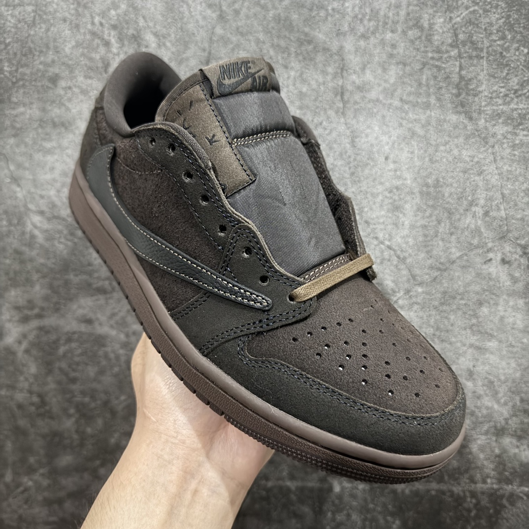 图片[3]-【纯原原厂版】Travis Scott x Air Jordan AJ1 Low OG SP TS联名 黑棕倒钩低帮 DM7866-202n大厂出品 高品质版本产品品控稳定性领先市场货 各方面均可对飙市面通货版nSZ原厂全套原楦原纸板冲刀磨具开发 原厂皮料加持原厂港宝加持定型后跟R度完美 同源原厂电绣 鬼脸飞翼针数密度立体效果一致 百分百一致原鞋 原厂拉帮工艺 针距密度一致 后跟弧度收口自然不对折 极致一眼正品既视感 进口玻璃冲刀皮料裁剪零毛边 全鞋电脑针车工艺 品控清洁度最高QC检验标准 免检产品 原厂订购鞋盒、鞋标、防尘纸、鞋撑、鞋带 追求极致的原厂味道SIZE：40-47.5 编码：X-鞋库