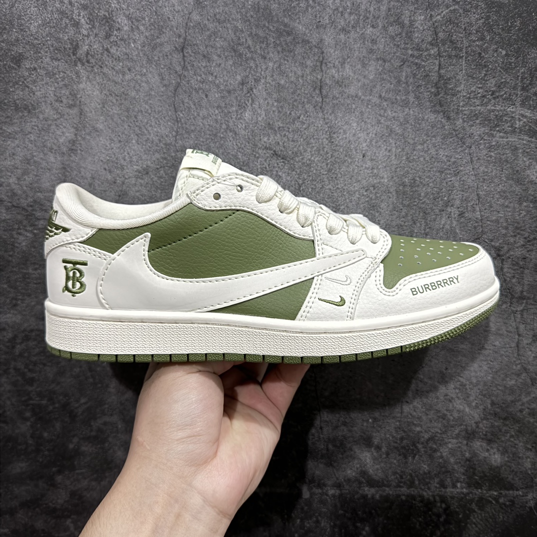 【定制版】Travis Scott x Fragment Design x Air Jordan 1 Low OG SP AJ1 乔1 巴宝莉联名-米白橄榄青 低帮文化休闲板鞋 BB6588-311rn#多方联名合作融合了Travis Scott 独特的音乐风格，藤原浩个性的设计风格以及Jordan品牌的经典元素 使其成为一双具有独特身份和价值的鞋子 清新而立体的外观加上联名标识更突出了其独特身份 这种配色方案显示出活力和时尚感 在视觉上引人注目  鞋身的质感和细腻的细节处理使其显得高端而格调十足  这款“倒钩”联名是设计与创意完美结合  融合多方的个性风格是一款备受瞩目的潮流鞋款  低帮休闲板鞋 定制鞋盒 大厂纯原品质出货 超高清洁度 皮料切割干净无任何毛边 细节完美 r 尺码：36 36.5 37.5 38 38.5 39 40 40.5 41 42 42.5 43 44 44.5 45  编码：HXS320340-鞋库