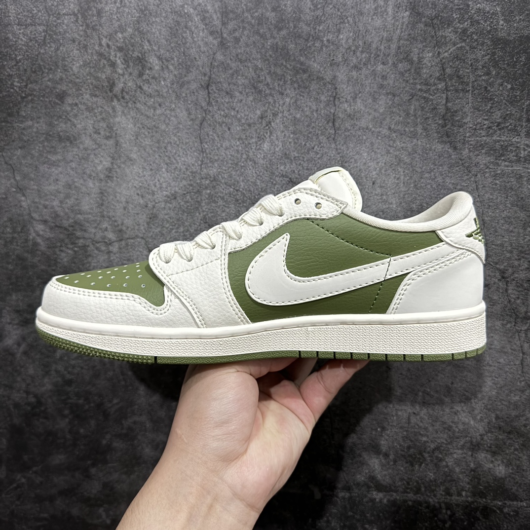 图片[2]-【定制版】Travis Scott x Fragment Design x Air Jordan 1 Low OG SP AJ1 乔1 巴宝莉联名-米白橄榄青 低帮文化休闲板鞋 BB6588-311rn#多方联名合作融合了Travis Scott 独特的音乐风格，藤原浩个性的设计风格以及Jordan品牌的经典元素 使其成为一双具有独特身份和价值的鞋子 清新而立体的外观加上联名标识更突出了其独特身份 这种配色方案显示出活力和时尚感 在视觉上引人注目  鞋身的质感和细腻的细节处理使其显得高端而格调十足  这款“倒钩”联名是设计与创意完美结合  融合多方的个性风格是一款备受瞩目的潮流鞋款  低帮休闲板鞋 定制鞋盒 大厂纯原品质出货 超高清洁度 皮料切割干净无任何毛边 细节完美 r 尺码：36 36.5 37.5 38 38.5 39 40 40.5 41 42 42.5 43 44 44.5 45  编码：HXS320340-鞋库