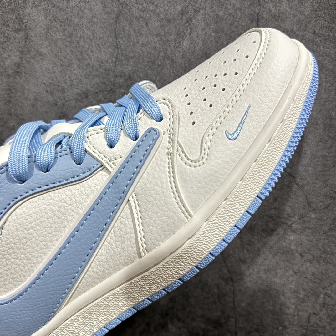 图片[6]-【定制版】Travis Scott x Fragment Design x Air Jordan 1 Low OG SP AJ1 乔1 斯图西联名-米白淡蓝 低帮文化休闲板鞋 DM6688-609rn#多方联名合作融合了Travis Scott 独特的音乐风格，藤原浩个性的设计风格以及Jordan品牌的经典元素 使其成为一双具有独特身份和价值的鞋子 清新而立体的外观加上联名标识更突出了其独特身份 这种配色方案显示出活力和时尚感 在视觉上引人注目  鞋身的质感和细腻的细节处理使其显得高端而格调十足  这款“倒钩”联名是设计与创意完美结合  融合多方的个性风格是一款备受瞩目的潮流鞋款  低帮休闲板鞋 定制鞋盒 大厂纯原品质出货 超高清洁度 皮料切割干净无任何毛边 细节完美 r 尺码：36 36.5 37.5 38 38.5 39 40 40.5 41 42 42.5 43 44 44.5 45  编码：HXS320340-鞋库