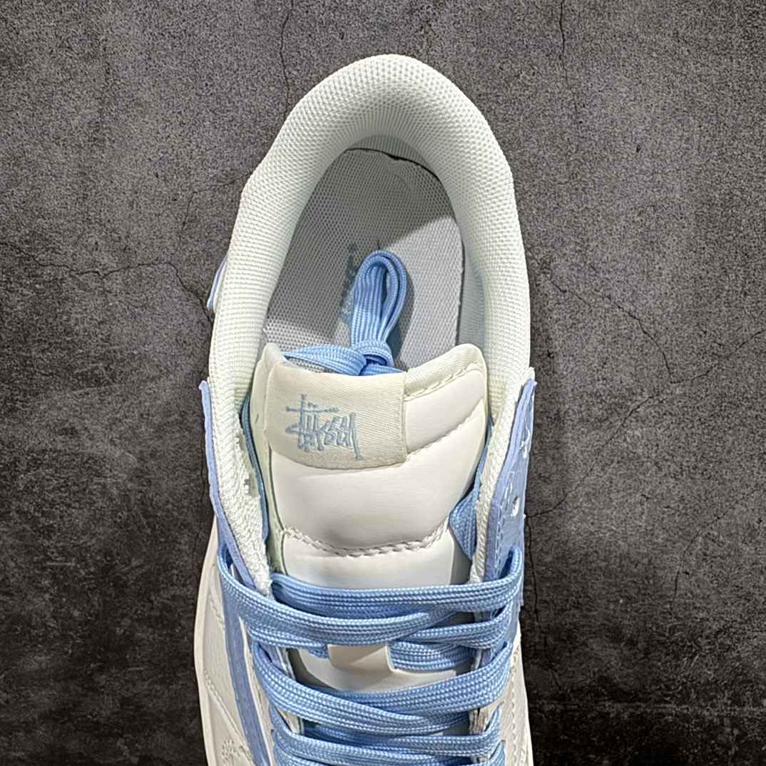 图片[8]-【定制版】Travis Scott x Fragment Design x Air Jordan 1 Low OG SP AJ1 乔1 斯图西联名-米白淡蓝 低帮文化休闲板鞋 DM6688-609rn#多方联名合作融合了Travis Scott 独特的音乐风格，藤原浩个性的设计风格以及Jordan品牌的经典元素 使其成为一双具有独特身份和价值的鞋子 清新而立体的外观加上联名标识更突出了其独特身份 这种配色方案显示出活力和时尚感 在视觉上引人注目  鞋身的质感和细腻的细节处理使其显得高端而格调十足  这款“倒钩”联名是设计与创意完美结合  融合多方的个性风格是一款备受瞩目的潮流鞋款  低帮休闲板鞋 定制鞋盒 大厂纯原品质出货 超高清洁度 皮料切割干净无任何毛边 细节完美 r 尺码：36 36.5 37.5 38 38.5 39 40 40.5 41 42 42.5 43 44 44.5 45  编码：HXS320340-鞋库