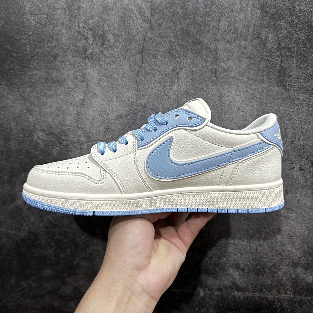 图片[2]-【定制版】Travis Scott x Fragment Design x Air Jordan 1 Low OG SP AJ1 乔1 斯图西联名-米白淡蓝 低帮文化休闲板鞋 DM6688-609rn#多方联名合作融合了Travis Scott 独特的音乐风格，藤原浩个性的设计风格以及Jordan品牌的经典元素 使其成为一双具有独特身份和价值的鞋子 清新而立体的外观加上联名标识更突出了其独特身份 这种配色方案显示出活力和时尚感 在视觉上引人注目  鞋身的质感和细腻的细节处理使其显得高端而格调十足  这款“倒钩”联名是设计与创意完美结合  融合多方的个性风格是一款备受瞩目的潮流鞋款  低帮休闲板鞋 定制鞋盒 大厂纯原品质出货 超高清洁度 皮料切割干净无任何毛边 细节完美 r 尺码：36 36.5 37.5 38 38.5 39 40 40.5 41 42 42.5 43 44 44.5 45  编码：HXS320340-鞋库