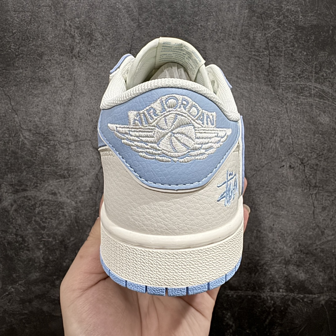 图片[4]-【定制版】Travis Scott x Fragment Design x Air Jordan 1 Low OG SP AJ1 乔1 斯图西联名-米白淡蓝 低帮文化休闲板鞋 DM6688-609rn#多方联名合作融合了Travis Scott 独特的音乐风格，藤原浩个性的设计风格以及Jordan品牌的经典元素 使其成为一双具有独特身份和价值的鞋子 清新而立体的外观加上联名标识更突出了其独特身份 这种配色方案显示出活力和时尚感 在视觉上引人注目  鞋身的质感和细腻的细节处理使其显得高端而格调十足  这款“倒钩”联名是设计与创意完美结合  融合多方的个性风格是一款备受瞩目的潮流鞋款  低帮休闲板鞋 定制鞋盒 大厂纯原品质出货 超高清洁度 皮料切割干净无任何毛边 细节完美 r 尺码：36 36.5 37.5 38 38.5 39 40 40.5 41 42 42.5 43 44 44.5 45  编码：HXS320340-鞋库