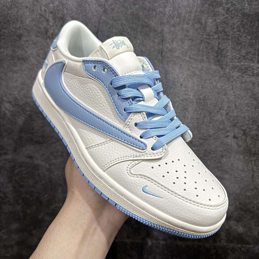 图片[3]-【定制版】Travis Scott x Fragment Design x Air Jordan 1 Low OG SP AJ1 乔1 斯图西联名-米白淡蓝 低帮文化休闲板鞋 DM6688-609rn#多方联名合作融合了Travis Scott 独特的音乐风格，藤原浩个性的设计风格以及Jordan品牌的经典元素 使其成为一双具有独特身份和价值的鞋子 清新而立体的外观加上联名标识更突出了其独特身份 这种配色方案显示出活力和时尚感 在视觉上引人注目  鞋身的质感和细腻的细节处理使其显得高端而格调十足  这款“倒钩”联名是设计与创意完美结合  融合多方的个性风格是一款备受瞩目的潮流鞋款  低帮休闲板鞋 定制鞋盒 大厂纯原品质出货 超高清洁度 皮料切割干净无任何毛边 细节完美 r 尺码：36 36.5 37.5 38 38.5 39 40 40.5 41 42 42.5 43 44 44.5 45  编码：HXS320340-鞋库