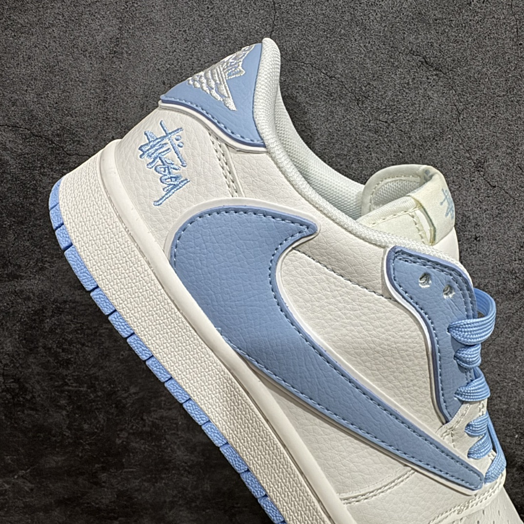 图片[7]-【定制版】Travis Scott x Fragment Design x Air Jordan 1 Low OG SP AJ1 乔1 斯图西联名-米白淡蓝 低帮文化休闲板鞋 DM6688-609rn#多方联名合作融合了Travis Scott 独特的音乐风格，藤原浩个性的设计风格以及Jordan品牌的经典元素 使其成为一双具有独特身份和价值的鞋子 清新而立体的外观加上联名标识更突出了其独特身份 这种配色方案显示出活力和时尚感 在视觉上引人注目  鞋身的质感和细腻的细节处理使其显得高端而格调十足  这款“倒钩”联名是设计与创意完美结合  融合多方的个性风格是一款备受瞩目的潮流鞋款  低帮休闲板鞋 定制鞋盒 大厂纯原品质出货 超高清洁度 皮料切割干净无任何毛边 细节完美 r 尺码：36 36.5 37.5 38 38.5 39 40 40.5 41 42 42.5 43 44 44.5 45  编码：HXS320340-鞋库