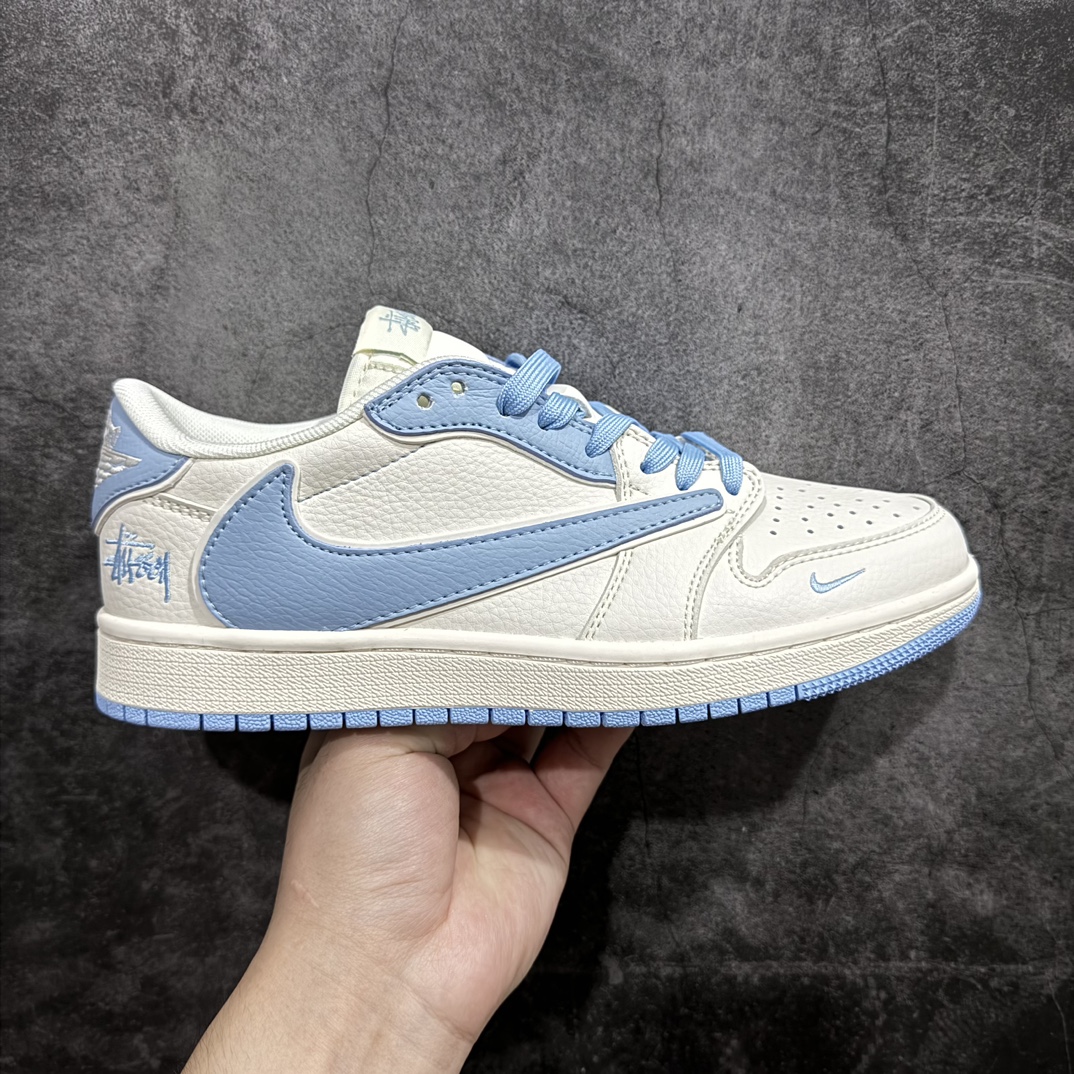 【定制版】Travis Scott x Fragment Design x Air Jordan 1 Low OG SP AJ1 乔1 斯图西联名-米白淡蓝 低帮文化休闲板鞋 DM6688-609rn#多方联名合作融合了Travis Scott 独特的音乐风格，藤原浩个性的设计风格以及Jordan品牌的经典元素 使其成为一双具有独特身份和价值的鞋子 清新而立体的外观加上联名标识更突出了其独特身份 这种配色方案显示出活力和时尚感 在视觉上引人注目  鞋身的质感和细腻的细节处理使其显得高端而格调十足  这款“倒钩”联名是设计与创意完美结合  融合多方的个性风格是一款备受瞩目的潮流鞋款  低帮休闲板鞋 定制鞋盒 大厂纯原品质出货 超高清洁度 皮料切割干净无任何毛边 细节完美 r 尺码：36 36.5 37.5 38 38.5 39 40 40.5 41 42 42.5 43 44 44.5 45  编码：HXS320340-鞋库