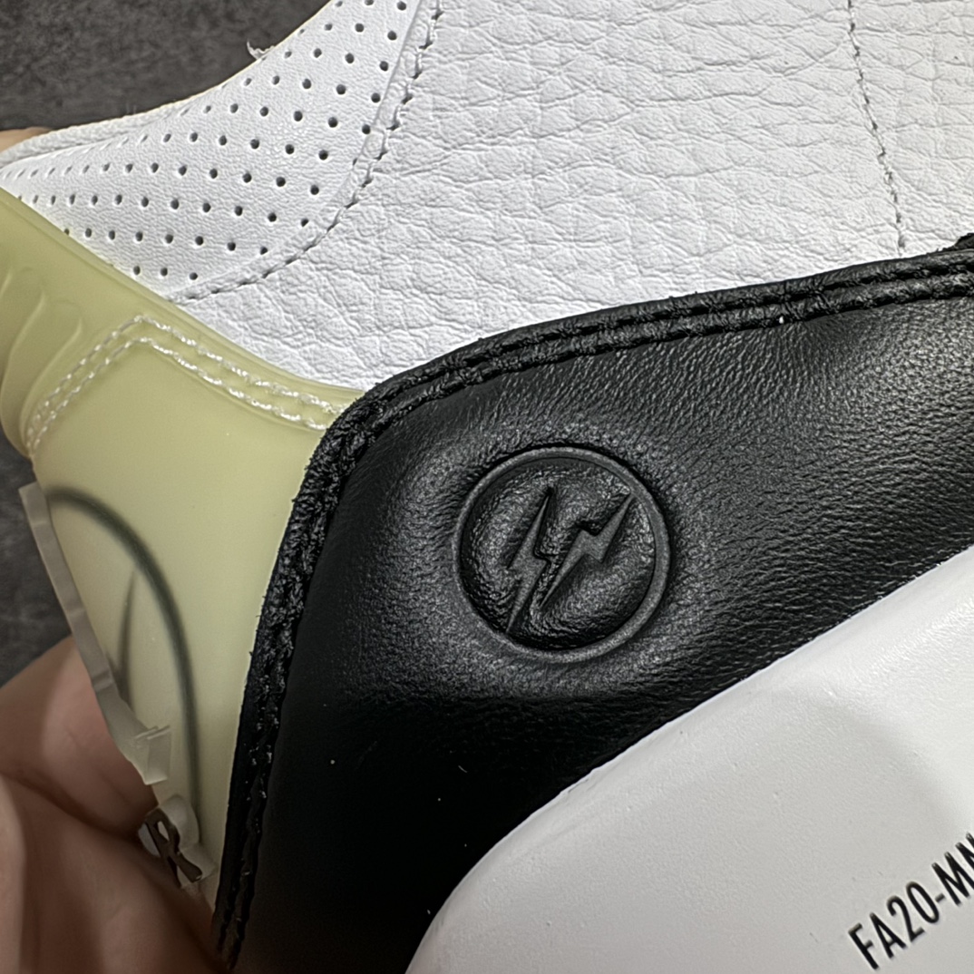 图片[3]-【DG2.0版本】Fragment Design x Air Jordan AJ3 Retro 藤原浩闪电联名 DA3595-100n目前市场最推荐的产品这个版本 皮料和清洁度处理非常完美n各个细节都秒杀之前市场出货批次n市场唯一正确批次 正确半氧化后跟tpun耗时半年巨作 全套原纸板楦头开发原厂大底磨具加持立体防滑纹理 原装可视Air Sole气垫 原汁原味最完美的三代版型 唯一正确鞋头趴度弧度高度鞋身腰线 原厂TPU氧化后跟饰片 正确内里反口里网布 皮料菱角分明不变形无多余毛边 正确手工大底描漆拉丝 市场唯一原厂鞋扣模具 原厂织唛标 原厂飞人电绣工艺 尾指中部跳三针 独家绑鞋带手法 印刷中底布 四线拉帮 米色美纹纸贴合固定 进口港宝加持 后跟自然饱满 全鞋荧光划线卡点 追求极致完美 每一双都是工艺品 多重QC质检 超越公司货的品控标准 实实在在的免检产品  尺码：40 40.5 41 42 42.5 43 44 44.5 45 46 47.5  编码：LJQ470500-鞋库