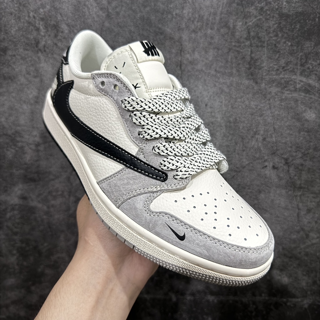 图片[3]-【定制版】Fragment x Travis Scott x UNnAir Jordan 1 Low 三方联名倒钩n性价比原盒出货 全新的三方联名低帮倒钩鞋面延续了黑脚趾设计，整双鞋以全荔枝皮打造，腰身搭配白色「倒勾」，再点缀上Travis Scott 标志性的Logo，后跟处以藤原浩最拿手的蓝色为主色调，完善极具Fragment Design的白蓝黑设计风格，左右脚分别以Travis Scott鬼脸和乔丹飞翼加以修饰，彰显出三方联名的奢华格调。 官方货号：QY0818 113 Size：36 36.5 37.5 38 38.5 39 40 40.5  41 42 42.5 43 44 44.5 45 编码：HXS320340-鞋库