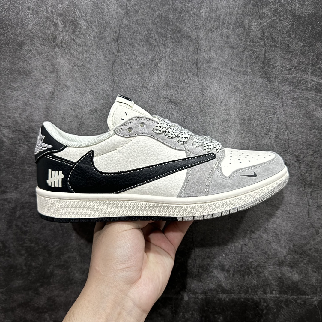 【定制版】Fragment x Travis Scott x UNnAir Jordan 1 Low 三方联名倒钩n性价比原盒出货 全新的三方联名低帮倒钩鞋面延续了黑脚趾设计，整双鞋以全荔枝皮打造，腰身搭配白色「倒勾」，再点缀上Travis Scott 标志性的Logo，后跟处以藤原浩最拿手的蓝色为主色调，完善极具Fragment Design的白蓝黑设计风格，左右脚分别以Travis Scott鬼脸和乔丹飞翼加以修饰，彰显出三方联名的奢华格调。 官方货号：QY0818 113 Size：36 36.5 37.5 38 38.5 39 40 40.5  41 42 42.5 43 44 44.5 45 编码：HXS320340-鞋库