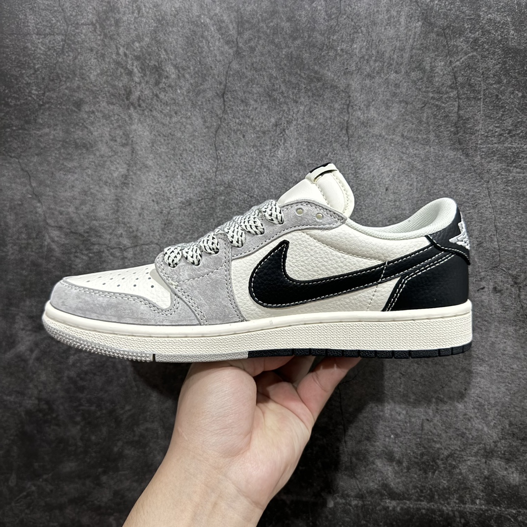 图片[2]-【定制版】Fragment x Travis Scott x UNnAir Jordan 1 Low 三方联名倒钩n性价比原盒出货 全新的三方联名低帮倒钩鞋面延续了黑脚趾设计，整双鞋以全荔枝皮打造，腰身搭配白色「倒勾」，再点缀上Travis Scott 标志性的Logo，后跟处以藤原浩最拿手的蓝色为主色调，完善极具Fragment Design的白蓝黑设计风格，左右脚分别以Travis Scott鬼脸和乔丹飞翼加以修饰，彰显出三方联名的奢华格调。 官方货号：QY0818 113 Size：36 36.5 37.5 38 38.5 39 40 40.5  41 42 42.5 43 44 44.5 45 编码：HXS320340-鞋库