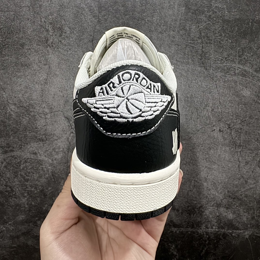 图片[4]-【定制版】Fragment x Travis Scott x UNnAir Jordan 1 Low 三方联名倒钩n性价比原盒出货 全新的三方联名低帮倒钩鞋面延续了黑脚趾设计，整双鞋以全荔枝皮打造，腰身搭配白色「倒勾」，再点缀上Travis Scott 标志性的Logo，后跟处以藤原浩最拿手的蓝色为主色调，完善极具Fragment Design的白蓝黑设计风格，左右脚分别以Travis Scott鬼脸和乔丹飞翼加以修饰，彰显出三方联名的奢华格调。 官方货号：QY0818 113 Size：36 36.5 37.5 38 38.5 39 40 40.5  41 42 42.5 43 44 44.5 45 编码：HXS320340-鞋库