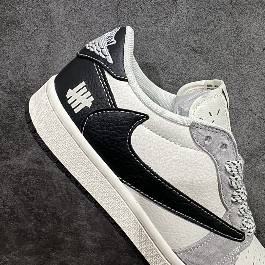 图片[7]-【定制版】Fragment x Travis Scott x UNnAir Jordan 1 Low 三方联名倒钩n性价比原盒出货 全新的三方联名低帮倒钩鞋面延续了黑脚趾设计，整双鞋以全荔枝皮打造，腰身搭配白色「倒勾」，再点缀上Travis Scott 标志性的Logo，后跟处以藤原浩最拿手的蓝色为主色调，完善极具Fragment Design的白蓝黑设计风格，左右脚分别以Travis Scott鬼脸和乔丹飞翼加以修饰，彰显出三方联名的奢华格调。 官方货号：QY0818 113 Size：36 36.5 37.5 38 38.5 39 40 40.5  41 42 42.5 43 44 44.5 45 编码：HXS320340-鞋库