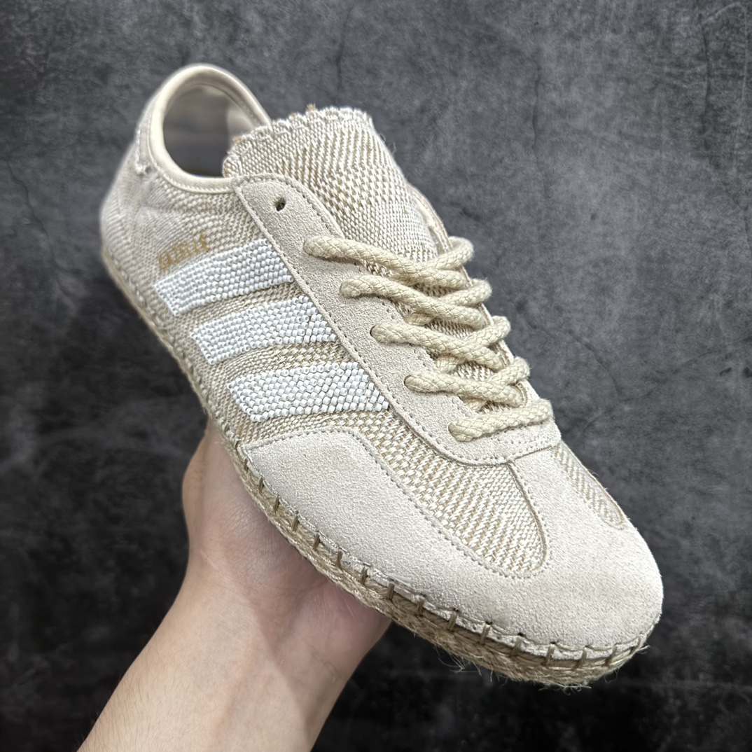 图片[3]-【公司级】CLOT x Adidas Gazelle\”Halo Ivory\”羚羊内训系列低帮复古薄底德训风百搭休闲运动板鞋 IH3641nnAD Originals与陈冠希再度携手推出合作鞋款CLOT Gazelle by Edison Chen，作为双方长期合作的最新力作，全新联名鞋款继续书写着时尚与文化交汇的创新篇章。阿迪达斯官方公布了由Jennie演绎的CLOT x adidas Originals Gazelle宣传片，在柔和静谧的背景中，以其独特的方式展现了CLOT x adidas Gazelle的魅力，展现出自信且富有创意的自我表达。此次焕然一新的Gazelle鞋履，以中国传统物件「草帽」为灵感，整体采用“Halo Ivory”配色，在保留了Gazelle经典鞋型的同时，更为大胆地使用中国传统草鞋编织手艺，融合中西文化，细节满满。联名鞋款的鞋面以透气的编织设计呈现，并搭配象牙色调绒面皮革；搭配编织设计语言，鞋带设计选择麻绳工艺；中底部分则抛弃传统的橡胶，换成了类似草鞋的橡胶千层底，达到手工缝线的效果。标志性的侧面条纹则通过串珠的方式进行呈现，在整体的手工氛围中注入了一丝精致的感觉，与压印的CLOT logo相得益彰。此外，Jennie身上所穿的是一件同样采用编织元素的同色系针织短袖，整体穿搭充满了夏日风格，清爽又时尚。 尺码：36-45 编码：MZ260270-鞋库