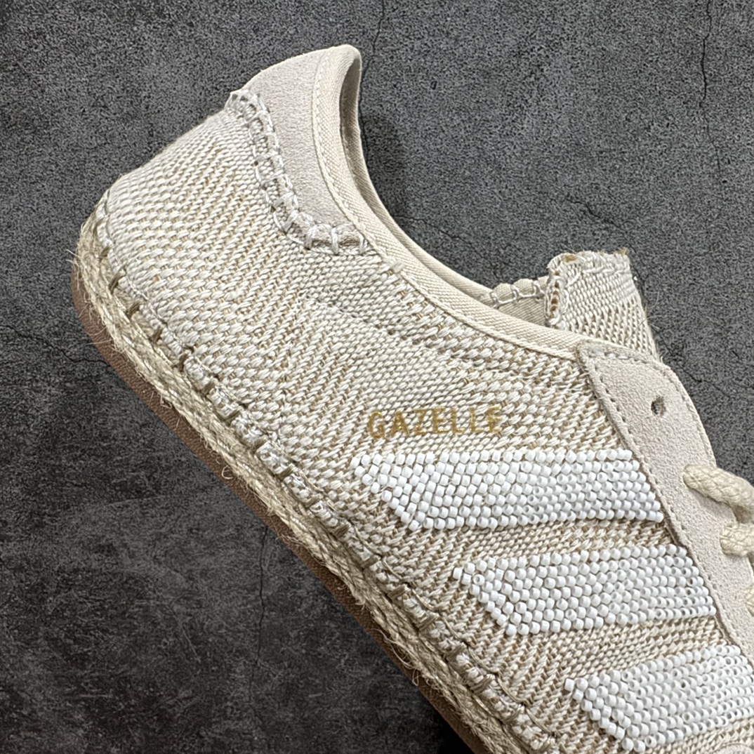 图片[7]-【公司级】CLOT x Adidas Gazelle\”Halo Ivory\”羚羊内训系列低帮复古薄底德训风百搭休闲运动板鞋 IH3641nnAD Originals与陈冠希再度携手推出合作鞋款CLOT Gazelle by Edison Chen，作为双方长期合作的最新力作，全新联名鞋款继续书写着时尚与文化交汇的创新篇章。阿迪达斯官方公布了由Jennie演绎的CLOT x adidas Originals Gazelle宣传片，在柔和静谧的背景中，以其独特的方式展现了CLOT x adidas Gazelle的魅力，展现出自信且富有创意的自我表达。此次焕然一新的Gazelle鞋履，以中国传统物件「草帽」为灵感，整体采用“Halo Ivory”配色，在保留了Gazelle经典鞋型的同时，更为大胆地使用中国传统草鞋编织手艺，融合中西文化，细节满满。联名鞋款的鞋面以透气的编织设计呈现，并搭配象牙色调绒面皮革；搭配编织设计语言，鞋带设计选择麻绳工艺；中底部分则抛弃传统的橡胶，换成了类似草鞋的橡胶千层底，达到手工缝线的效果。标志性的侧面条纹则通过串珠的方式进行呈现，在整体的手工氛围中注入了一丝精致的感觉，与压印的CLOT logo相得益彰。此外，Jennie身上所穿的是一件同样采用编织元素的同色系针织短袖，整体穿搭充满了夏日风格，清爽又时尚。 尺码：36-45 编码：MZ260270-鞋库