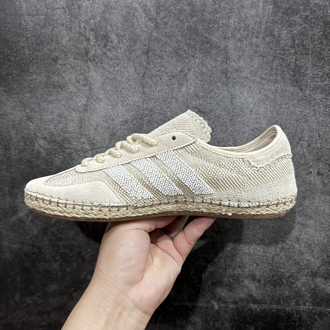 图片[2]-【公司级】CLOT x Adidas Gazelle\”Halo Ivory\”羚羊内训系列低帮复古薄底德训风百搭休闲运动板鞋 IH3641nnAD Originals与陈冠希再度携手推出合作鞋款CLOT Gazelle by Edison Chen，作为双方长期合作的最新力作，全新联名鞋款继续书写着时尚与文化交汇的创新篇章。阿迪达斯官方公布了由Jennie演绎的CLOT x adidas Originals Gazelle宣传片，在柔和静谧的背景中，以其独特的方式展现了CLOT x adidas Gazelle的魅力，展现出自信且富有创意的自我表达。此次焕然一新的Gazelle鞋履，以中国传统物件「草帽」为灵感，整体采用“Halo Ivory”配色，在保留了Gazelle经典鞋型的同时，更为大胆地使用中国传统草鞋编织手艺，融合中西文化，细节满满。联名鞋款的鞋面以透气的编织设计呈现，并搭配象牙色调绒面皮革；搭配编织设计语言，鞋带设计选择麻绳工艺；中底部分则抛弃传统的橡胶，换成了类似草鞋的橡胶千层底，达到手工缝线的效果。标志性的侧面条纹则通过串珠的方式进行呈现，在整体的手工氛围中注入了一丝精致的感觉，与压印的CLOT logo相得益彰。此外，Jennie身上所穿的是一件同样采用编织元素的同色系针织短袖，整体穿搭充满了夏日风格，清爽又时尚。 尺码：36-45 编码：MZ260270-鞋库