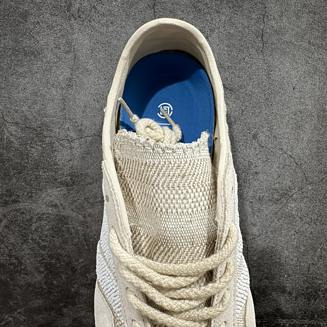 图片[8]-【公司级】CLOT x Adidas Gazelle\”Halo Ivory\”羚羊内训系列低帮复古薄底德训风百搭休闲运动板鞋 IH3641nnAD Originals与陈冠希再度携手推出合作鞋款CLOT Gazelle by Edison Chen，作为双方长期合作的最新力作，全新联名鞋款继续书写着时尚与文化交汇的创新篇章。阿迪达斯官方公布了由Jennie演绎的CLOT x adidas Originals Gazelle宣传片，在柔和静谧的背景中，以其独特的方式展现了CLOT x adidas Gazelle的魅力，展现出自信且富有创意的自我表达。此次焕然一新的Gazelle鞋履，以中国传统物件「草帽」为灵感，整体采用“Halo Ivory”配色，在保留了Gazelle经典鞋型的同时，更为大胆地使用中国传统草鞋编织手艺，融合中西文化，细节满满。联名鞋款的鞋面以透气的编织设计呈现，并搭配象牙色调绒面皮革；搭配编织设计语言，鞋带设计选择麻绳工艺；中底部分则抛弃传统的橡胶，换成了类似草鞋的橡胶千层底，达到手工缝线的效果。标志性的侧面条纹则通过串珠的方式进行呈现，在整体的手工氛围中注入了一丝精致的感觉，与压印的CLOT logo相得益彰。此外，Jennie身上所穿的是一件同样采用编织元素的同色系针织短袖，整体穿搭充满了夏日风格，清爽又时尚。 尺码：36-45 编码：MZ260270-鞋库