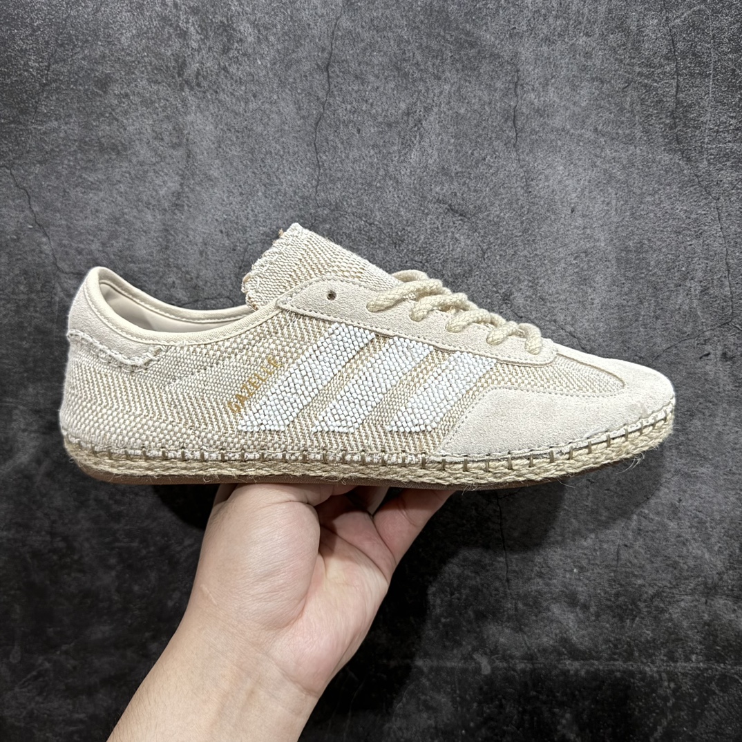 【公司级】CLOT x Adidas Gazelle\”Halo Ivory\”羚羊内训系列低帮复古薄底德训风百搭休闲运动板鞋 IH3641nnAD Originals与陈冠希再度携手推出合作鞋款CLOT Gazelle by Edison Chen，作为双方长期合作的最新力作，全新联名鞋款继续书写着时尚与文化交汇的创新篇章。阿迪达斯官方公布了由Jennie演绎的CLOT x adidas Originals Gazelle宣传片，在柔和静谧的背景中，以其独特的方式展现了CLOT x adidas Gazelle的魅力，展现出自信且富有创意的自我表达。此次焕然一新的Gazelle鞋履，以中国传统物件「草帽」为灵感，整体采用“Halo Ivory”配色，在保留了Gazelle经典鞋型的同时，更为大胆地使用中国传统草鞋编织手艺，融合中西文化，细节满满。联名鞋款的鞋面以透气的编织设计呈现，并搭配象牙色调绒面皮革；搭配编织设计语言，鞋带设计选择麻绳工艺；中底部分则抛弃传统的橡胶，换成了类似草鞋的橡胶千层底，达到手工缝线的效果。标志性的侧面条纹则通过串珠的方式进行呈现，在整体的手工氛围中注入了一丝精致的感觉，与压印的CLOT logo相得益彰。此外，Jennie身上所穿的是一件同样采用编织元素的同色系针织短袖，整体穿搭充满了夏日风格，清爽又时尚。 尺码：36-45 编码：MZ260270-鞋库