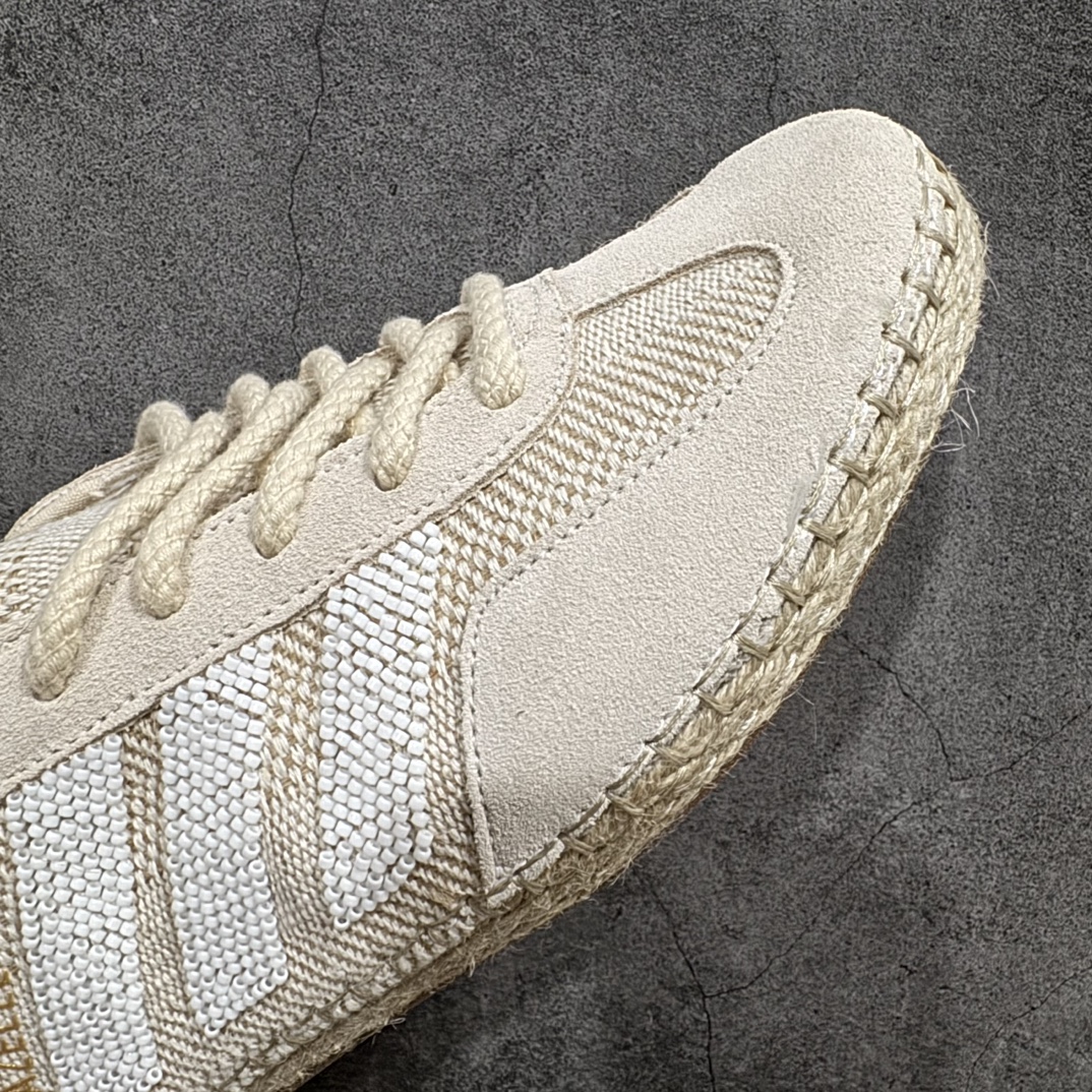 图片[6]-【公司级】CLOT x Adidas Gazelle\”Halo Ivory\”羚羊内训系列低帮复古薄底德训风百搭休闲运动板鞋 IH3641nnAD Originals与陈冠希再度携手推出合作鞋款CLOT Gazelle by Edison Chen，作为双方长期合作的最新力作，全新联名鞋款继续书写着时尚与文化交汇的创新篇章。阿迪达斯官方公布了由Jennie演绎的CLOT x adidas Originals Gazelle宣传片，在柔和静谧的背景中，以其独特的方式展现了CLOT x adidas Gazelle的魅力，展现出自信且富有创意的自我表达。此次焕然一新的Gazelle鞋履，以中国传统物件「草帽」为灵感，整体采用“Halo Ivory”配色，在保留了Gazelle经典鞋型的同时，更为大胆地使用中国传统草鞋编织手艺，融合中西文化，细节满满。联名鞋款的鞋面以透气的编织设计呈现，并搭配象牙色调绒面皮革；搭配编织设计语言，鞋带设计选择麻绳工艺；中底部分则抛弃传统的橡胶，换成了类似草鞋的橡胶千层底，达到手工缝线的效果。标志性的侧面条纹则通过串珠的方式进行呈现，在整体的手工氛围中注入了一丝精致的感觉，与压印的CLOT logo相得益彰。此外，Jennie身上所穿的是一件同样采用编织元素的同色系针织短袖，整体穿搭充满了夏日风格，清爽又时尚。 尺码：36-45 编码：MZ260270-鞋库