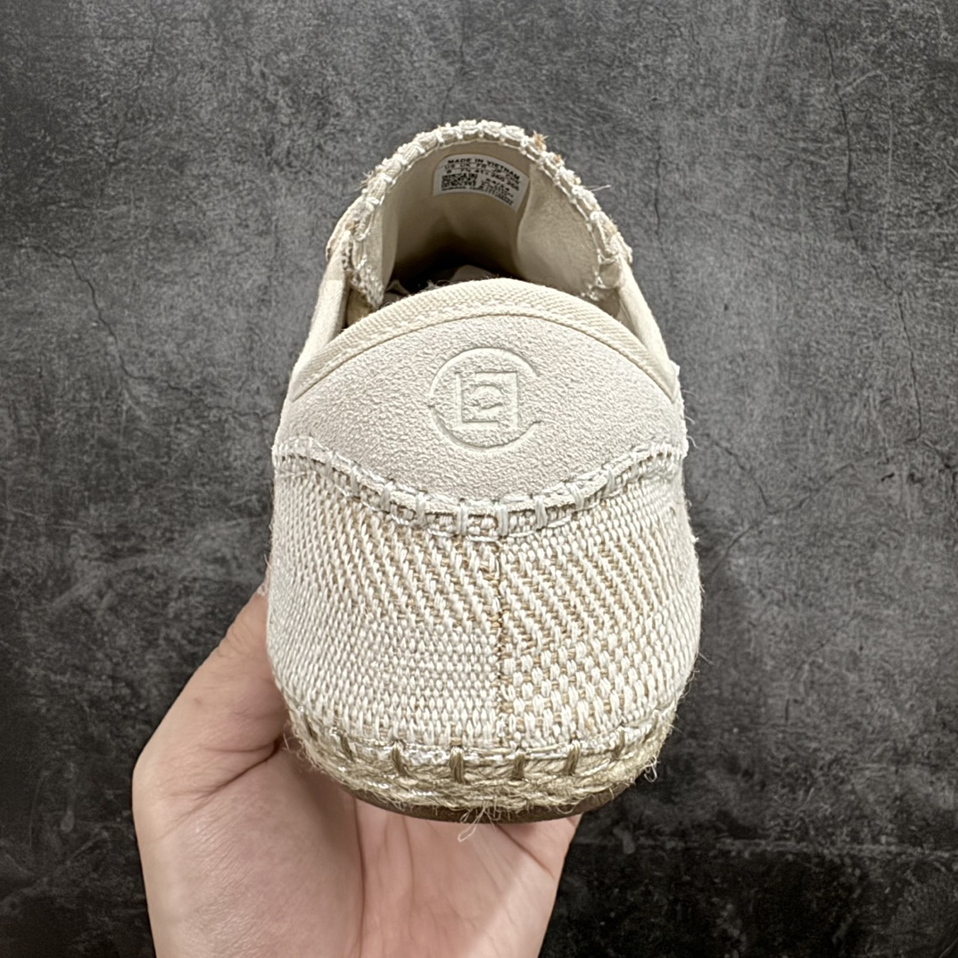 图片[4]-【公司级】CLOT x Adidas Gazelle\”Halo Ivory\”羚羊内训系列低帮复古薄底德训风百搭休闲运动板鞋 IH3641nnAD Originals与陈冠希再度携手推出合作鞋款CLOT Gazelle by Edison Chen，作为双方长期合作的最新力作，全新联名鞋款继续书写着时尚与文化交汇的创新篇章。阿迪达斯官方公布了由Jennie演绎的CLOT x adidas Originals Gazelle宣传片，在柔和静谧的背景中，以其独特的方式展现了CLOT x adidas Gazelle的魅力，展现出自信且富有创意的自我表达。此次焕然一新的Gazelle鞋履，以中国传统物件「草帽」为灵感，整体采用“Halo Ivory”配色，在保留了Gazelle经典鞋型的同时，更为大胆地使用中国传统草鞋编织手艺，融合中西文化，细节满满。联名鞋款的鞋面以透气的编织设计呈现，并搭配象牙色调绒面皮革；搭配编织设计语言，鞋带设计选择麻绳工艺；中底部分则抛弃传统的橡胶，换成了类似草鞋的橡胶千层底，达到手工缝线的效果。标志性的侧面条纹则通过串珠的方式进行呈现，在整体的手工氛围中注入了一丝精致的感觉，与压印的CLOT logo相得益彰。此外，Jennie身上所穿的是一件同样采用编织元素的同色系针织短袖，整体穿搭充满了夏日风格，清爽又时尚。 尺码：36-45 编码：MZ260270-鞋库