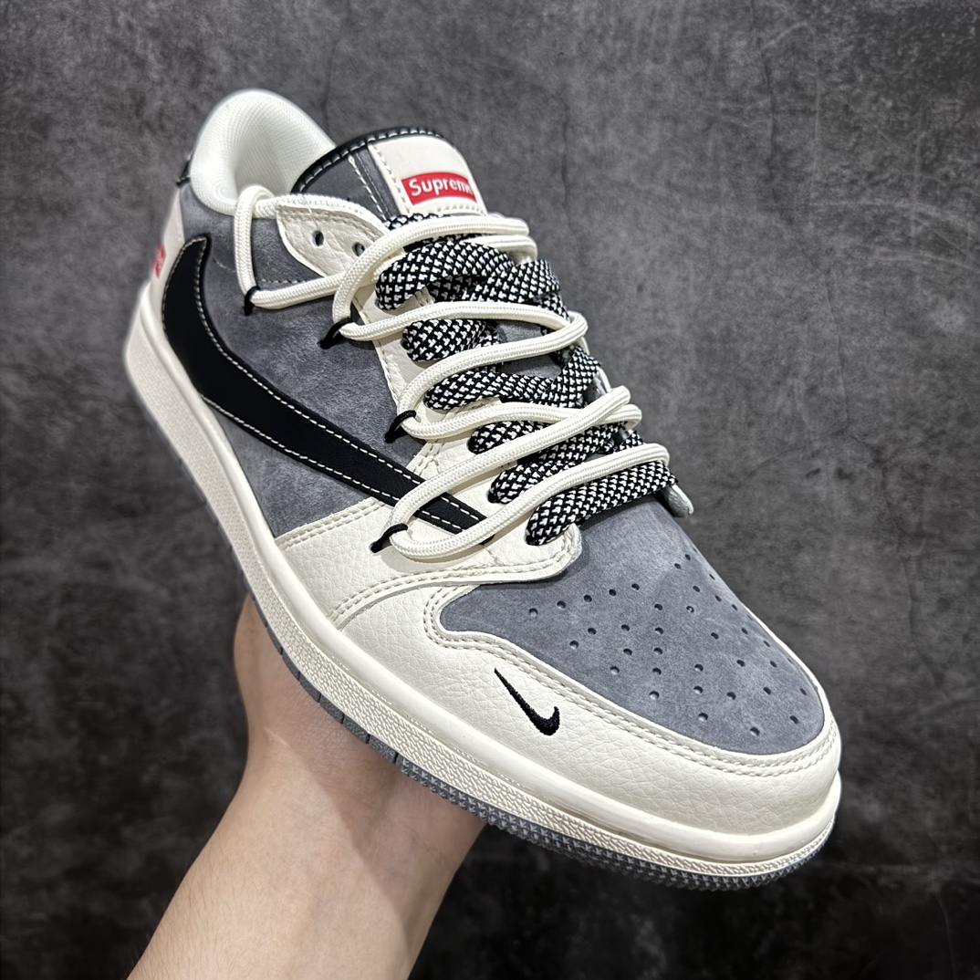 图片[3]-【定制版】Travis Scott x Fragment Design x Air Jordan 1 Low OG SP AJ1 乔1 Supreme联名-米灰黑抽绳 低帮文化休闲板鞋 SJ0086-132rn#多方联名合作融合了Travis Scott 独特的音乐风格，藤原浩个性的设计风格以及Jordan品牌的经典元素 使其成为一双具有独特身份和价值的鞋子 清新而立体的外观加上联名标识更突出了其独特身份 这种配色方案显示出活力和时尚感 在视觉上引人注目  鞋身的质感和细腻的细节处理使其显得高端而格调十足  这款“倒钩”联名是设计与创意完美结合  融合多方的个性风格是一款备受瞩目的潮流鞋款  低帮休闲板鞋 定制鞋盒 大厂纯原品质出货 超高清洁度 皮料切割干净无任何毛边 细节完美 r 尺码：36 36.5 37.5 38 38.5 39 40 40.5 41 42 42.5 43 44 44.5 45  编码：HXS340360-鞋库