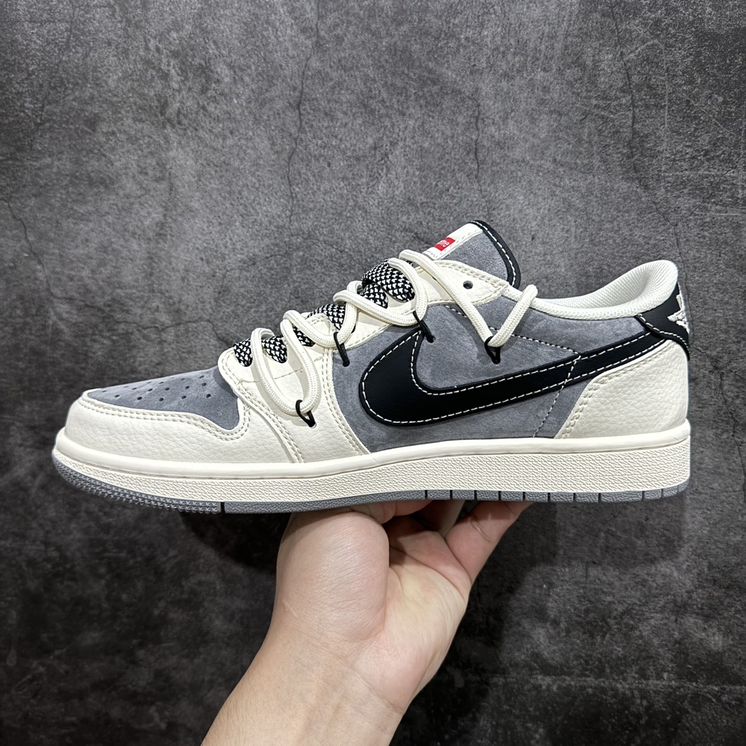 图片[2]-【定制版】Travis Scott x Fragment Design x Air Jordan 1 Low OG SP AJ1 乔1 Supreme联名-米灰黑抽绳 低帮文化休闲板鞋 SJ0086-132rn#多方联名合作融合了Travis Scott 独特的音乐风格，藤原浩个性的设计风格以及Jordan品牌的经典元素 使其成为一双具有独特身份和价值的鞋子 清新而立体的外观加上联名标识更突出了其独特身份 这种配色方案显示出活力和时尚感 在视觉上引人注目  鞋身的质感和细腻的细节处理使其显得高端而格调十足  这款“倒钩”联名是设计与创意完美结合  融合多方的个性风格是一款备受瞩目的潮流鞋款  低帮休闲板鞋 定制鞋盒 大厂纯原品质出货 超高清洁度 皮料切割干净无任何毛边 细节完美 r 尺码：36 36.5 37.5 38 38.5 39 40 40.5 41 42 42.5 43 44 44.5 45  编码：HXS340360-鞋库