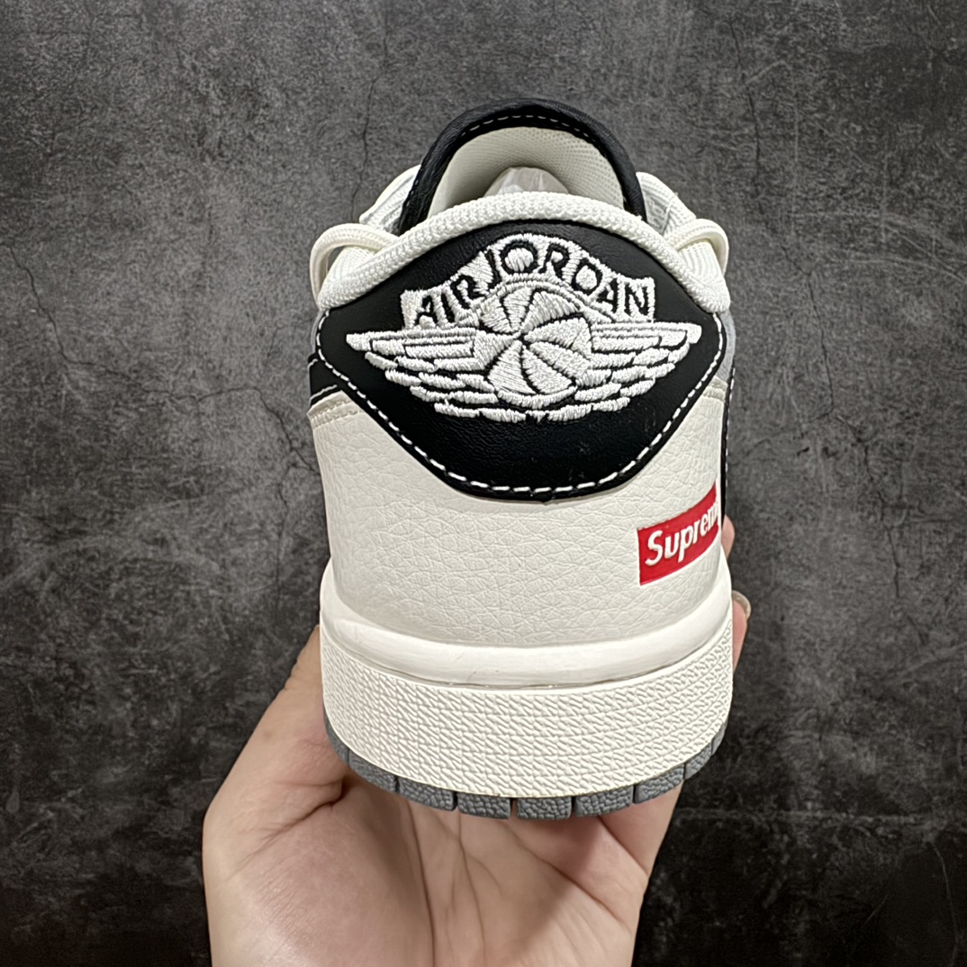 图片[4]-【定制版】Travis Scott x Fragment Design x Air Jordan 1 Low OG SP AJ1 乔1 Supreme联名-米灰黑抽绳 低帮文化休闲板鞋 SJ0086-132rn#多方联名合作融合了Travis Scott 独特的音乐风格，藤原浩个性的设计风格以及Jordan品牌的经典元素 使其成为一双具有独特身份和价值的鞋子 清新而立体的外观加上联名标识更突出了其独特身份 这种配色方案显示出活力和时尚感 在视觉上引人注目  鞋身的质感和细腻的细节处理使其显得高端而格调十足  这款“倒钩”联名是设计与创意完美结合  融合多方的个性风格是一款备受瞩目的潮流鞋款  低帮休闲板鞋 定制鞋盒 大厂纯原品质出货 超高清洁度 皮料切割干净无任何毛边 细节完美 r 尺码：36 36.5 37.5 38 38.5 39 40 40.5 41 42 42.5 43 44 44.5 45  编码：HXS340360-鞋库