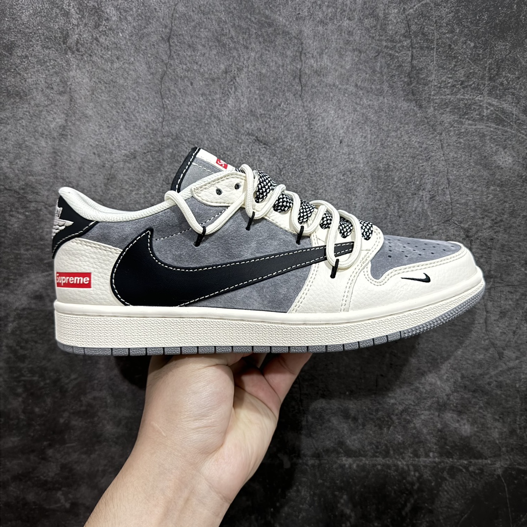 【定制版】Travis Scott x Fragment Design x Air Jordan 1 Low OG SP AJ1 乔1 Supreme联名-米灰黑抽绳 低帮文化休闲板鞋 SJ0086-132rn#多方联名合作融合了Travis Scott 独特的音乐风格，藤原浩个性的设计风格以及Jordan品牌的经典元素 使其成为一双具有独特身份和价值的鞋子 清新而立体的外观加上联名标识更突出了其独特身份 这种配色方案显示出活力和时尚感 在视觉上引人注目  鞋身的质感和细腻的细节处理使其显得高端而格调十足  这款“倒钩”联名是设计与创意完美结合  融合多方的个性风格是一款备受瞩目的潮流鞋款  低帮休闲板鞋 定制鞋盒 大厂纯原品质出货 超高清洁度 皮料切割干净无任何毛边 细节完美 r 尺码：36 36.5 37.5 38 38.5 39 40 40.5 41 42 42.5 43 44 44.5 45  编码：HXS340360-鞋库