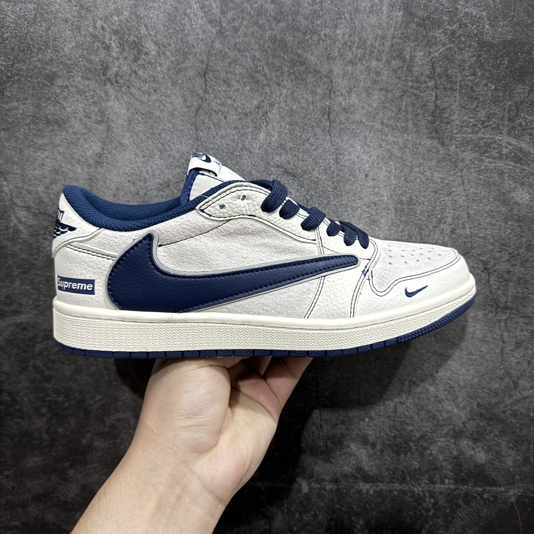 【定制版】Travis Scott x Fragment Design x Air Jordan 1 Low OG SP AJ1 乔1 Supreme联名-深蓝勾 低帮文化休闲板鞋 XZ2268-001rn#多方联名合作融合了Travis Scott 独特的音乐风格，藤原浩个性的设计风格以及Jordan品牌的经典元素 使其成为一双具有独特身份和价值的鞋子 清新而立体的外观加上联名标识更突出了其独特身份 这种配色方案显示出活力和时尚感 在视觉上引人注目  鞋身的质感和细腻的细节处理使其显得高端而格调十足  这款“倒钩”联名是设计与创意完美结合  融合多方的个性风格是一款备受瞩目的潮流鞋款  低帮休闲板鞋 定制鞋盒 大厂纯原品质出货 超高清洁度 皮料切割干净无任何毛边 细节完美 r 尺码：36 36.5 37.5 38 38.5 39 40 40.5 41 42 42.5 43 44 44.5 45 编码：HXS320340-鞋库