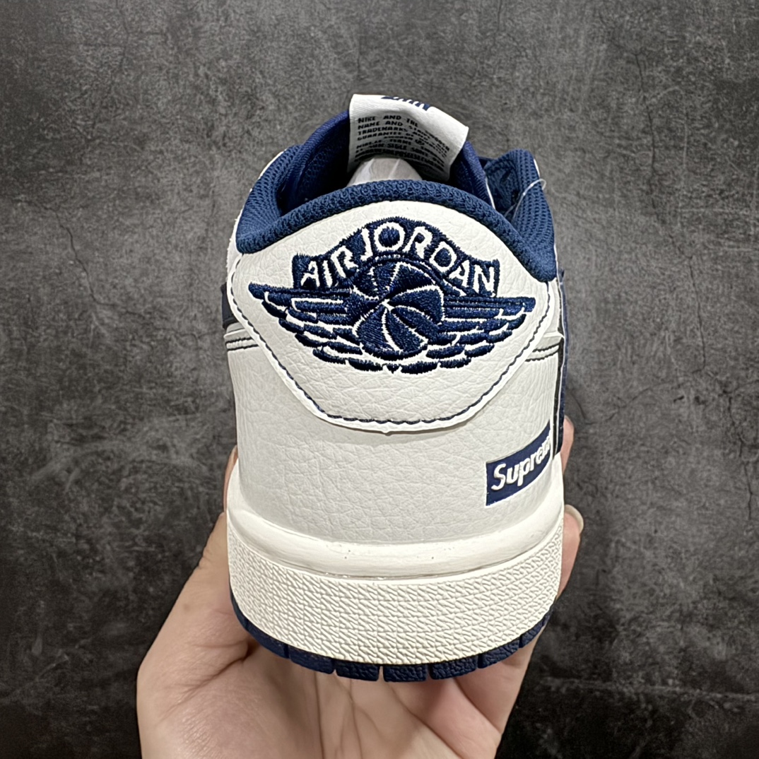 图片[4]-【定制版】Travis Scott x Fragment Design x Air Jordan 1 Low OG SP AJ1 乔1 Supreme联名-深蓝勾 低帮文化休闲板鞋 XZ2268-001rn#多方联名合作融合了Travis Scott 独特的音乐风格，藤原浩个性的设计风格以及Jordan品牌的经典元素 使其成为一双具有独特身份和价值的鞋子 清新而立体的外观加上联名标识更突出了其独特身份 这种配色方案显示出活力和时尚感 在视觉上引人注目  鞋身的质感和细腻的细节处理使其显得高端而格调十足  这款“倒钩”联名是设计与创意完美结合  融合多方的个性风格是一款备受瞩目的潮流鞋款  低帮休闲板鞋 定制鞋盒 大厂纯原品质出货 超高清洁度 皮料切割干净无任何毛边 细节完美 r 尺码：36 36.5 37.5 38 38.5 39 40 40.5 41 42 42.5 43 44 44.5 45 编码：HXS320340-鞋库