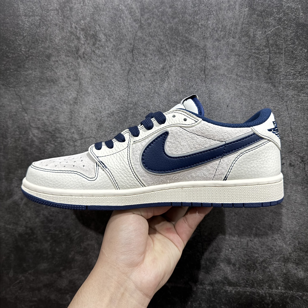 图片[2]-【定制版】Travis Scott x Fragment Design x Air Jordan 1 Low OG SP AJ1 乔1 Supreme联名-深蓝勾 低帮文化休闲板鞋 XZ2268-001rn#多方联名合作融合了Travis Scott 独特的音乐风格，藤原浩个性的设计风格以及Jordan品牌的经典元素 使其成为一双具有独特身份和价值的鞋子 清新而立体的外观加上联名标识更突出了其独特身份 这种配色方案显示出活力和时尚感 在视觉上引人注目  鞋身的质感和细腻的细节处理使其显得高端而格调十足  这款“倒钩”联名是设计与创意完美结合  融合多方的个性风格是一款备受瞩目的潮流鞋款  低帮休闲板鞋 定制鞋盒 大厂纯原品质出货 超高清洁度 皮料切割干净无任何毛边 细节完美 r 尺码：36 36.5 37.5 38 38.5 39 40 40.5 41 42 42.5 43 44 44.5 45 编码：HXS320340-鞋库