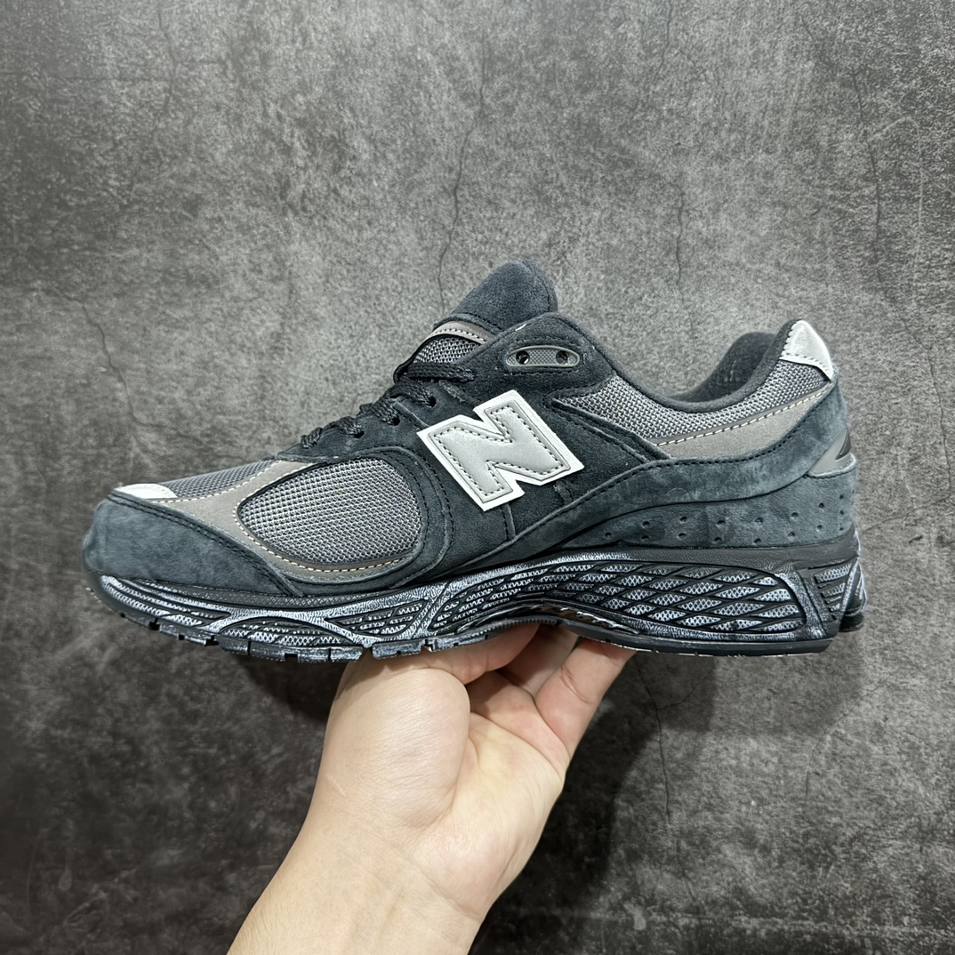 图片[2]-【正确组合底版】New Balance 2002R NB2002 男女休闲慢跑鞋 M2002RBVnn纯原工厂出品n保留原有的版型 清洁度和品质n材料有微调整 价格更具性价比n日韩出口特供订单配套商长期套现长期补货 全新货品正常出厂触屏不到的单价 超级跑量款全套原楦原纸板原厂数据开发 进口三明治网面原装进口翻毛皮料正确绒感卡色 正确中底拉帮中底网布细节 采用轻质牛剖革拼接透气网眼衬垫织物鞋面材质 T-Beam大底提供足步弓支撑 保持步态稳定 后跟搭载外露缓震胶 鞋身整体以各种深浅不一的灰色覆盖 鞋头以淡蓝色调装饰 网眼衬垫通过不规律的色块实现做旧的美感 泛黄的鞋底更是进一步增添了复古气息  尺码：36 37 37.5 38 38.5 39.5 40 40.5 41.5 42 42.5 43 44 44.5 45 编码：MZ260280-鞋库