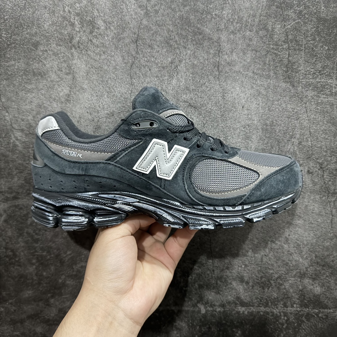 【正确组合底版】New Balance 2002R NB2002 男女休闲慢跑鞋 M2002RBVnn纯原工厂出品n保留原有的版型 清洁度和品质n材料有微调整 价格更具性价比n日韩出口特供订单配套商长期套现长期补货 全新货品正常出厂触屏不到的单价 超级跑量款全套原楦原纸板原厂数据开发 进口三明治网面原装进口翻毛皮料正确绒感卡色 正确中底拉帮中底网布细节 采用轻质牛剖革拼接透气网眼衬垫织物鞋面材质 T-Beam大底提供足步弓支撑 保持步态稳定 后跟搭载外露缓震胶 鞋身整体以各种深浅不一的灰色覆盖 鞋头以淡蓝色调装饰 网眼衬垫通过不规律的色块实现做旧的美感 泛黄的鞋底更是进一步增添了复古气息  尺码：36 37 37.5 38 38.5 39.5 40 40.5 41.5 42 42.5 43 44 44.5 45 编码：MZ260280-鞋库