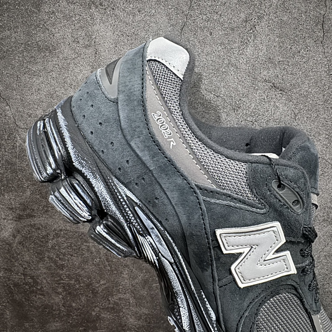 图片[7]-【正确组合底版】New Balance 2002R NB2002 男女休闲慢跑鞋 M2002RBVnn纯原工厂出品n保留原有的版型 清洁度和品质n材料有微调整 价格更具性价比n日韩出口特供订单配套商长期套现长期补货 全新货品正常出厂触屏不到的单价 超级跑量款全套原楦原纸板原厂数据开发 进口三明治网面原装进口翻毛皮料正确绒感卡色 正确中底拉帮中底网布细节 采用轻质牛剖革拼接透气网眼衬垫织物鞋面材质 T-Beam大底提供足步弓支撑 保持步态稳定 后跟搭载外露缓震胶 鞋身整体以各种深浅不一的灰色覆盖 鞋头以淡蓝色调装饰 网眼衬垫通过不规律的色块实现做旧的美感 泛黄的鞋底更是进一步增添了复古气息  尺码：36 37 37.5 38 38.5 39.5 40 40.5 41.5 42 42.5 43 44 44.5 45 编码：MZ260280-鞋库