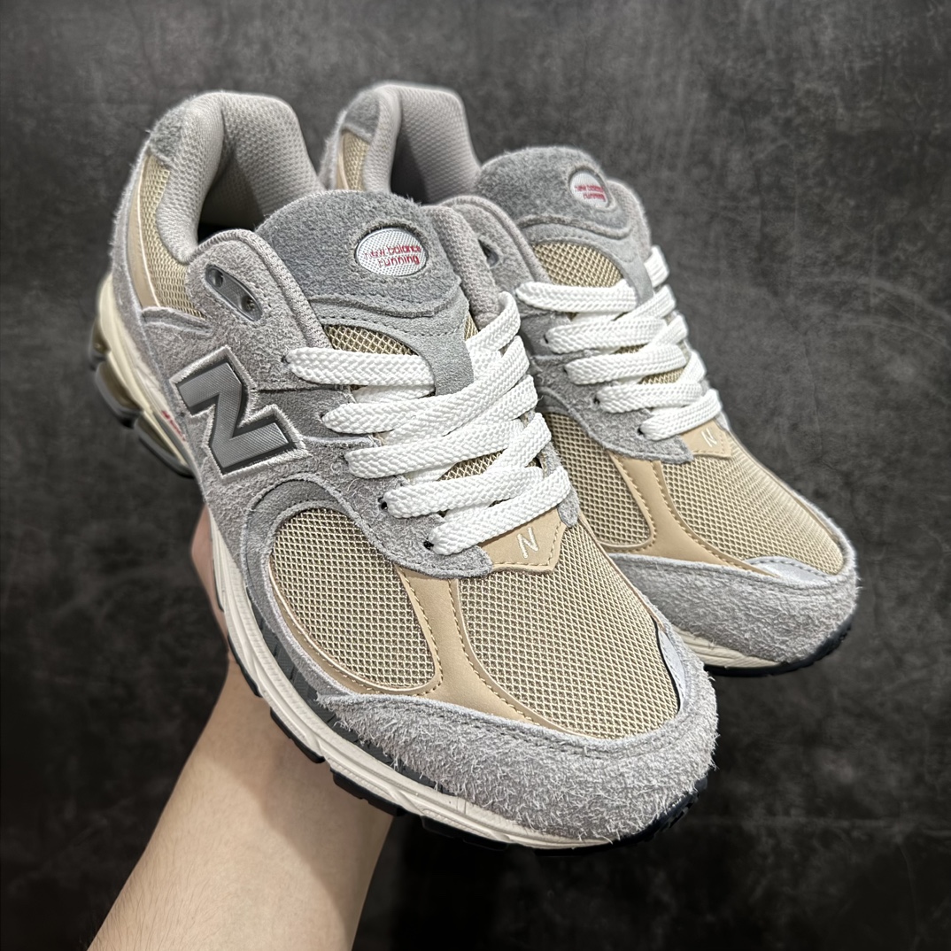 【正确组合底版】New Balance 2002R NB2002 男女休闲慢跑鞋 M2002RCSnn纯原工厂出品n保留原有的版型 清洁度和品质n材料有微调整 价格更具性价比n日韩出口特供订单配套商长期套现长期补货 全新货品正常出厂触屏不到的单价 超级跑量款全套原楦原纸板原厂数据开发 进口三明治网面原装进口翻毛皮料正确绒感卡色 正确中底拉帮中底网布细节 采用轻质牛剖革拼接透气网眼衬垫织物鞋面材质 T-Beam大底提供足步弓支撑 保持步态稳定 后跟搭载外露缓震胶 鞋身整体以各种深浅不一的灰色覆盖 鞋头以淡蓝色调装饰 网眼衬垫通过不规律的色块实现做旧的美感 泛黄的鞋底更是进一步增添了复古气息  尺码：36 37 37.5 38 38.5 39.5 40 40.5 41.5 42 42.5 43 44 44.5 45 编码：MZ260280-鞋库