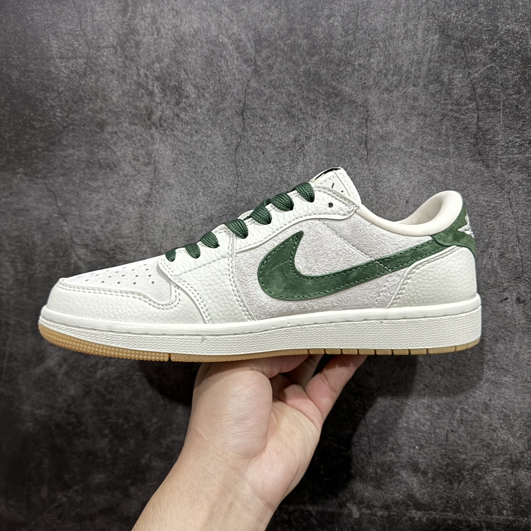 图片[2]-【定制版】Fragment x Travis Scott x DiornAir Jordan 1 Low 三方联名倒钩性价比原盒出货 全新的三方联名低帮倒钩鞋面延续了黑脚趾设计，整双鞋以全荔枝皮打造，腰身搭配白色「倒勾」，再点缀上Travis Scott 标志性的Logo，后跟处以藤原浩最拿手的蓝色为主色调，完善极具Fragment Design的白蓝黑设计风格，左右脚分别以Travis Scott鬼脸和乔丹飞翼加以修饰，彰显出三方联名的奢华格调。 官方货号：JH6088 703 Size：36 36.5 37.5 38 38.5 39 40 40.5  41 42 42.5 43 44 44.5 45  编码：HXS320340-鞋库