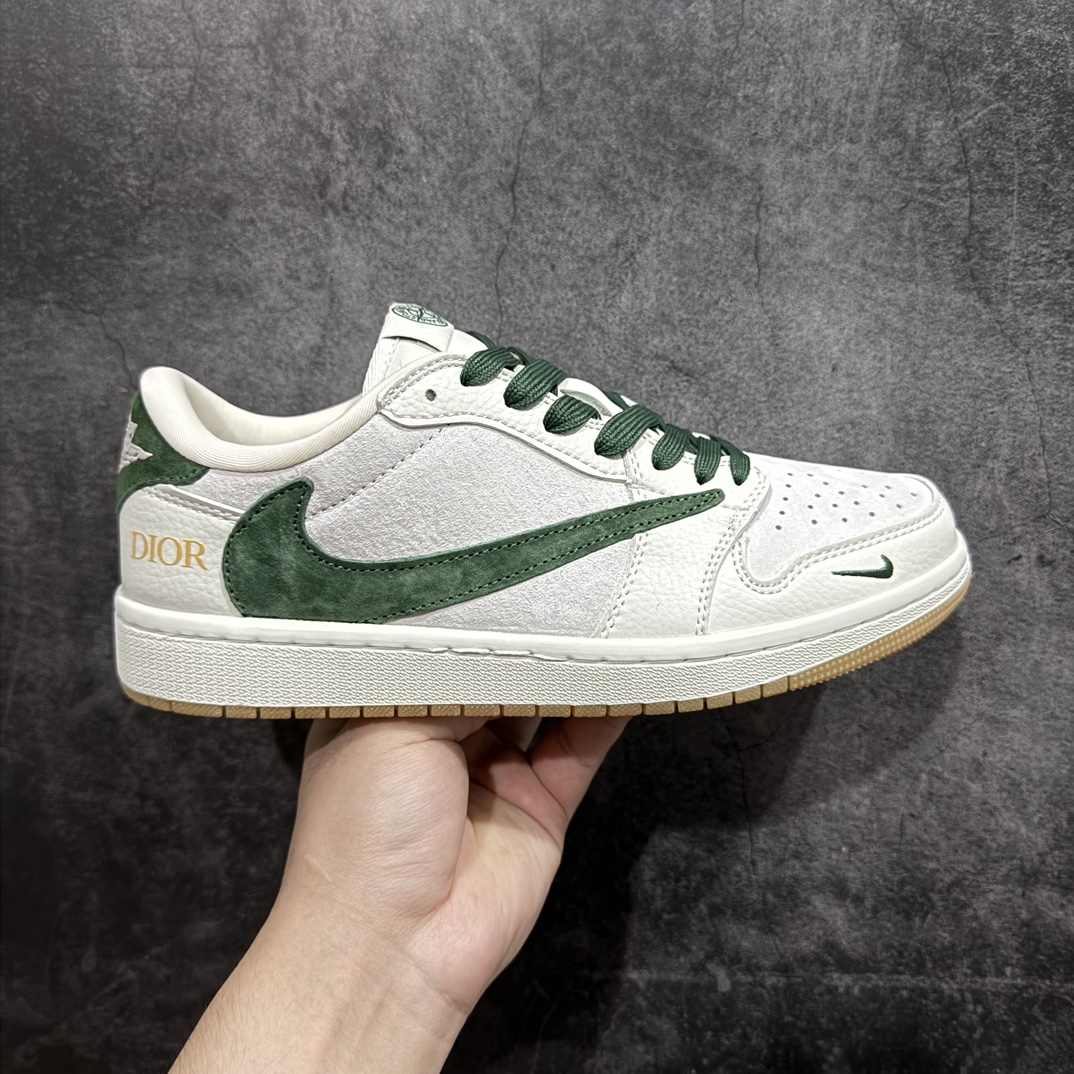 【定制版】Fragment x Travis Scott x DiornAir Jordan 1 Low 三方联名倒钩性价比原盒出货 全新的三方联名低帮倒钩鞋面延续了黑脚趾设计，整双鞋以全荔枝皮打造，腰身搭配白色「倒勾」，再点缀上Travis Scott 标志性的Logo，后跟处以藤原浩最拿手的蓝色为主色调，完善极具Fragment Design的白蓝黑设计风格，左右脚分别以Travis Scott鬼脸和乔丹飞翼加以修饰，彰显出三方联名的奢华格调。 官方货号：JH6088 703 Size：36 36.5 37.5 38 38.5 39 40 40.5  41 42 42.5 43 44 44.5 45  编码：HXS320340-鞋库