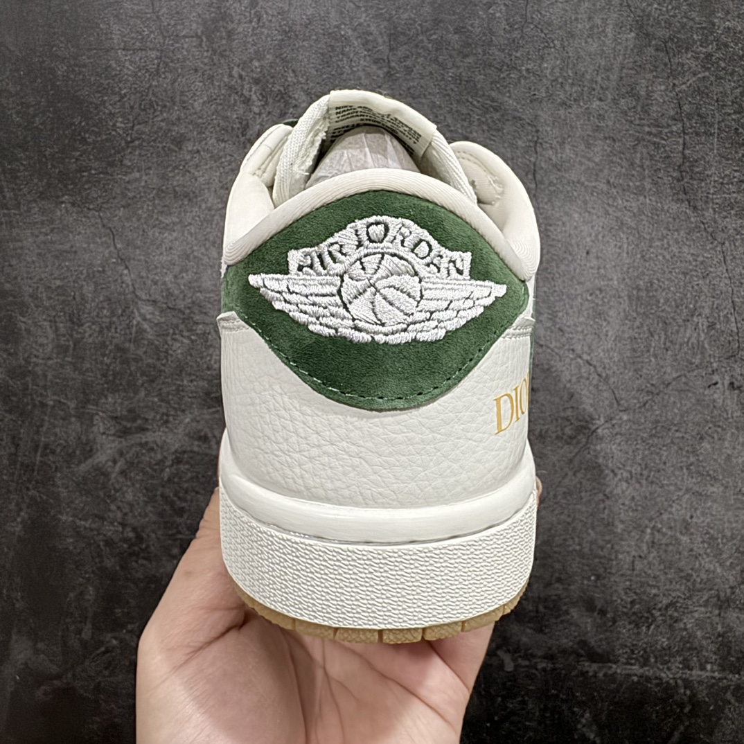 图片[4]-【定制版】Fragment x Travis Scott x DiornAir Jordan 1 Low 三方联名倒钩性价比原盒出货 全新的三方联名低帮倒钩鞋面延续了黑脚趾设计，整双鞋以全荔枝皮打造，腰身搭配白色「倒勾」，再点缀上Travis Scott 标志性的Logo，后跟处以藤原浩最拿手的蓝色为主色调，完善极具Fragment Design的白蓝黑设计风格，左右脚分别以Travis Scott鬼脸和乔丹飞翼加以修饰，彰显出三方联名的奢华格调。 官方货号：JH6088 703 Size：36 36.5 37.5 38 38.5 39 40 40.5  41 42 42.5 43 44 44.5 45  编码：HXS320340-鞋库