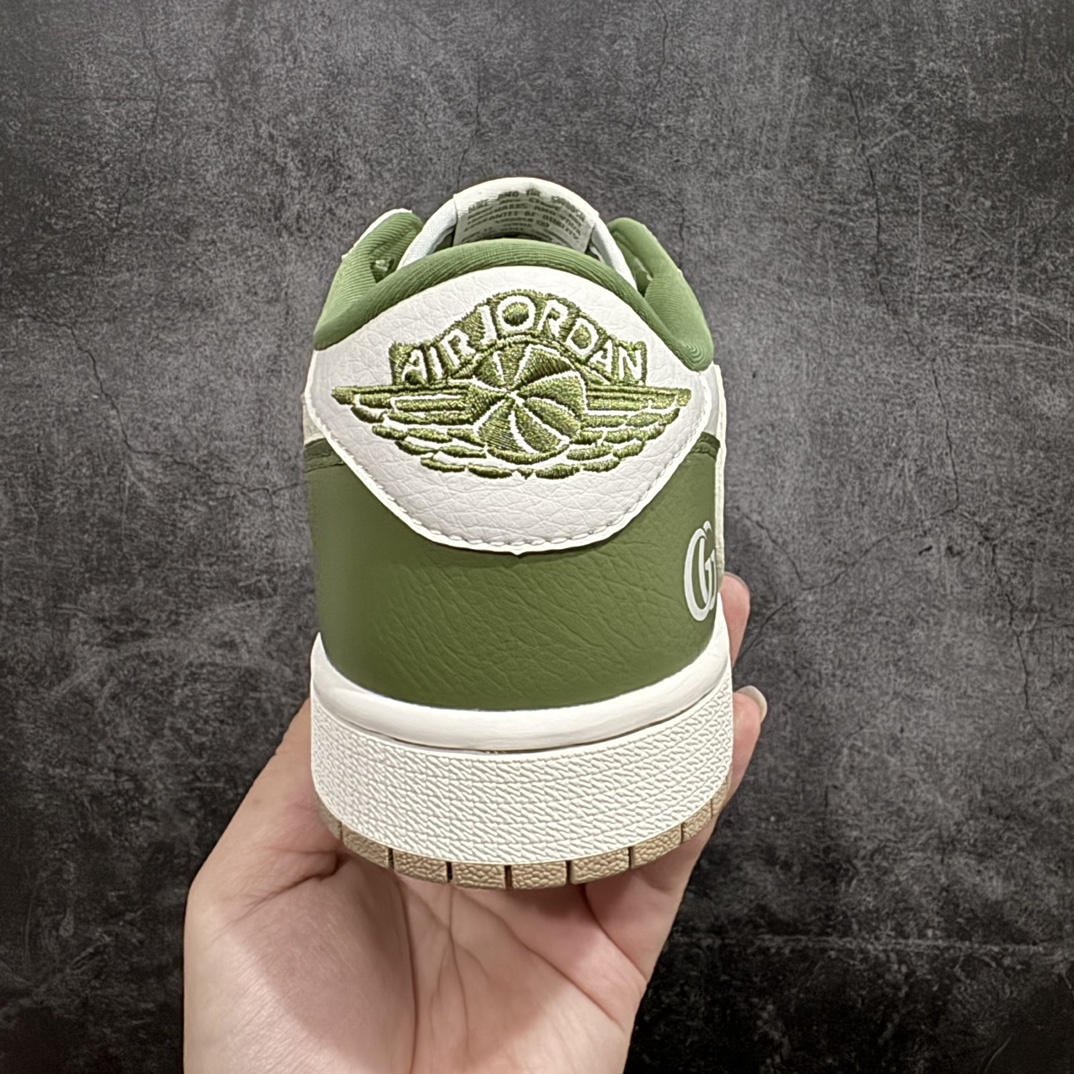 图片[4]-【定制版】Travis Scott x Fragment Design x Air Jordan 1 Low OG SP AJ1 乔1 古驰联名-米绿卡其 低帮文化休闲板鞋XY2688-105rn#多方联名合作融合了Travis Scott 独特的音乐风格，藤原浩个性的设计风格以及Jordan品牌的经典元素 使其成为一双具有独特身份和价值的鞋子 清新而立体的外观加上联名标识更突出了其独特身份 这种配色方案显示出活力和时尚感 在视觉上引人注目  鞋身的质感和细腻的细节处理使其显得高端而格调十足  这款“倒钩”联名是设计与创意完美结合  融合多方的个性风格是一款备受瞩目的潮流鞋款  低帮休闲板鞋 定制鞋盒 大厂纯原品质出货 超高清洁度 皮料切割干净无任何毛边 细节完美 r 尺码：36 36.5 37.5 38 38.5 39 40 40.5 41 42 42.5 43 44 44.5 45 编码：HXS320340-鞋库