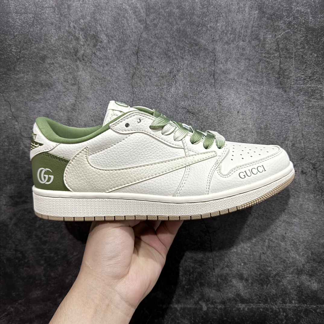 【定制版】Travis Scott x Fragment Design x Air Jordan 1 Low OG SP AJ1 乔1 古驰联名-米绿卡其 低帮文化休闲板鞋XY2688-105rn#多方联名合作融合了Travis Scott 独特的音乐风格，藤原浩个性的设计风格以及Jordan品牌的经典元素 使其成为一双具有独特身份和价值的鞋子 清新而立体的外观加上联名标识更突出了其独特身份 这种配色方案显示出活力和时尚感 在视觉上引人注目  鞋身的质感和细腻的细节处理使其显得高端而格调十足  这款“倒钩”联名是设计与创意完美结合  融合多方的个性风格是一款备受瞩目的潮流鞋款  低帮休闲板鞋 定制鞋盒 大厂纯原品质出货 超高清洁度 皮料切割干净无任何毛边 细节完美 r 尺码：36 36.5 37.5 38 38.5 39 40 40.5 41 42 42.5 43 44 44.5 45 编码：HXS320340-鞋库