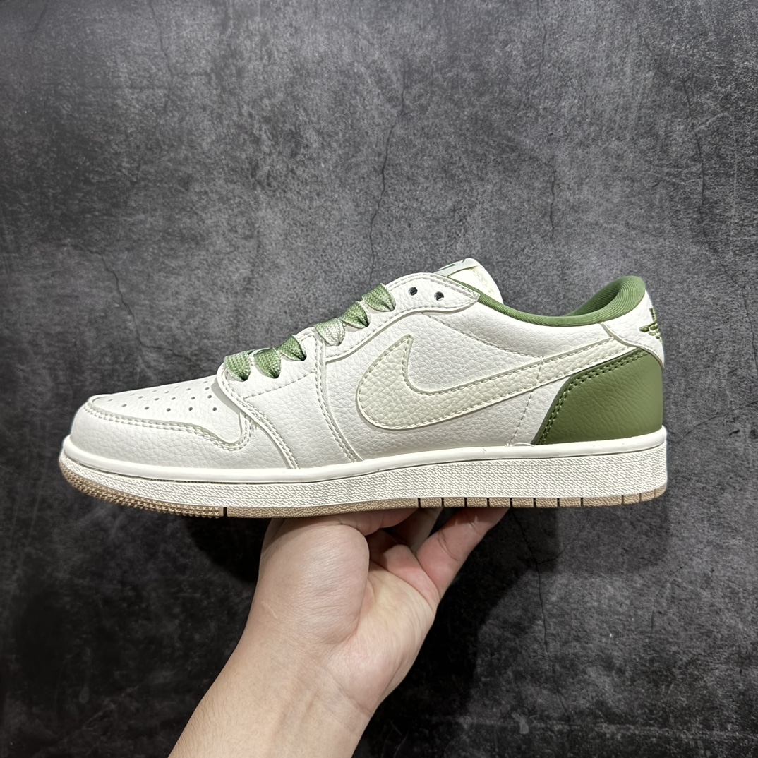 图片[2]-【定制版】Travis Scott x Fragment Design x Air Jordan 1 Low OG SP AJ1 乔1 古驰联名-米绿卡其 低帮文化休闲板鞋XY2688-105rn#多方联名合作融合了Travis Scott 独特的音乐风格，藤原浩个性的设计风格以及Jordan品牌的经典元素 使其成为一双具有独特身份和价值的鞋子 清新而立体的外观加上联名标识更突出了其独特身份 这种配色方案显示出活力和时尚感 在视觉上引人注目  鞋身的质感和细腻的细节处理使其显得高端而格调十足  这款“倒钩”联名是设计与创意完美结合  融合多方的个性风格是一款备受瞩目的潮流鞋款  低帮休闲板鞋 定制鞋盒 大厂纯原品质出货 超高清洁度 皮料切割干净无任何毛边 细节完美 r 尺码：36 36.5 37.5 38 38.5 39 40 40.5 41 42 42.5 43 44 44.5 45 编码：HXS320340-鞋库